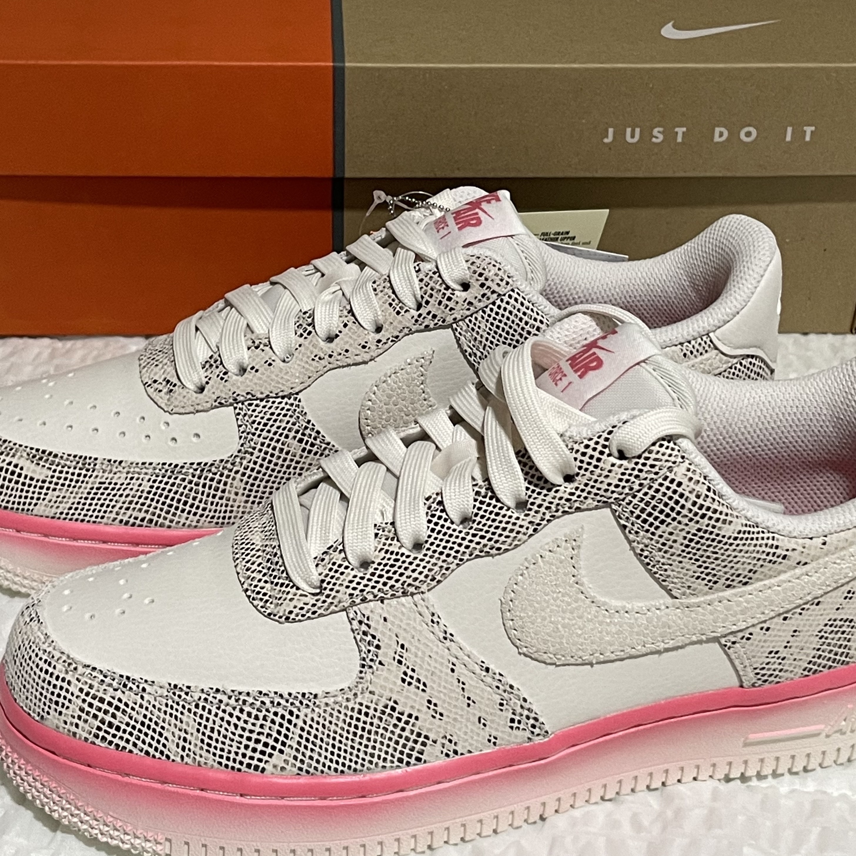 (W) Nike Air Force 1 '07 LX Our Force 1 착용 스타일 - 1