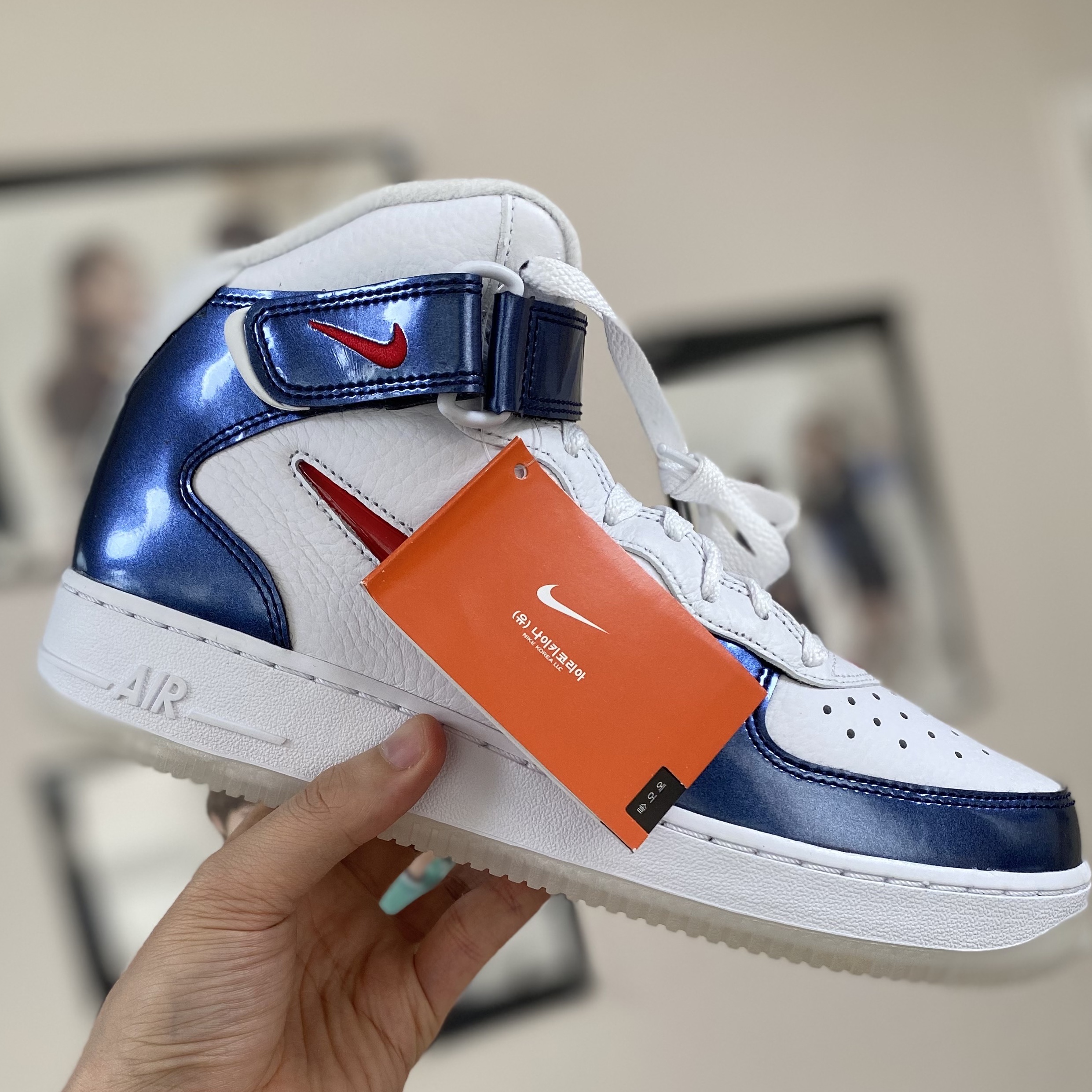 Nike Air Force 1 Mid QS University Red and Midnight Navy 착용 스타일