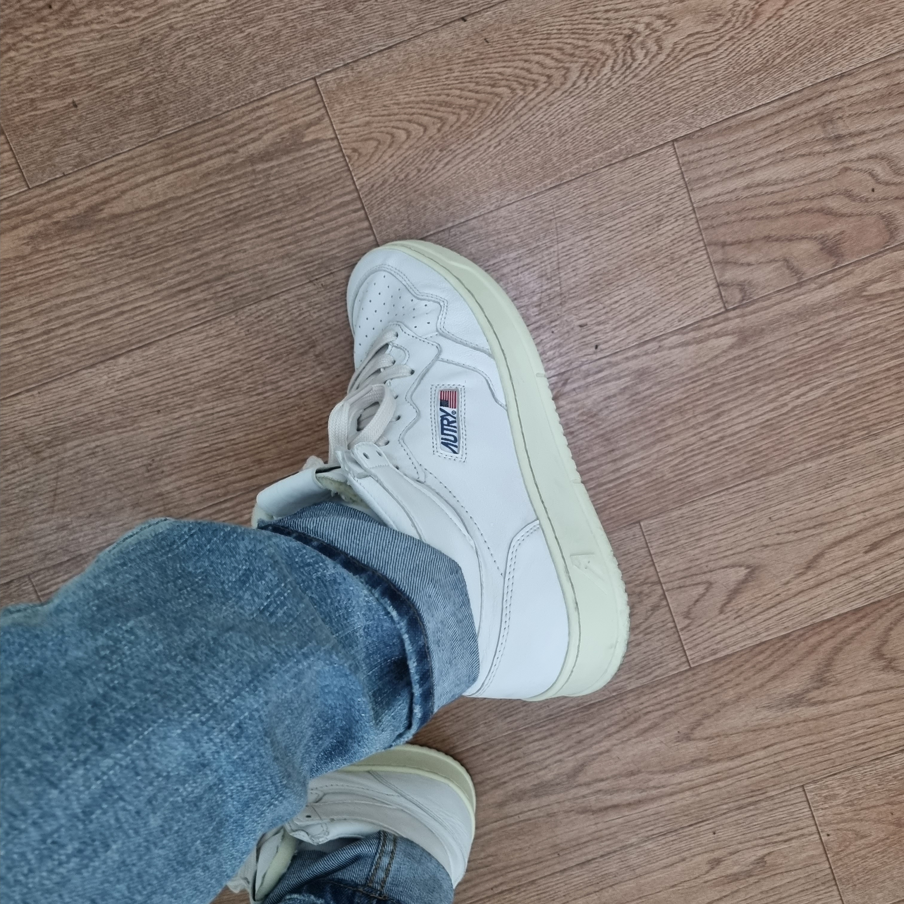 Autry Medalist Mid Goatskin Sneakers White 착용 스타일