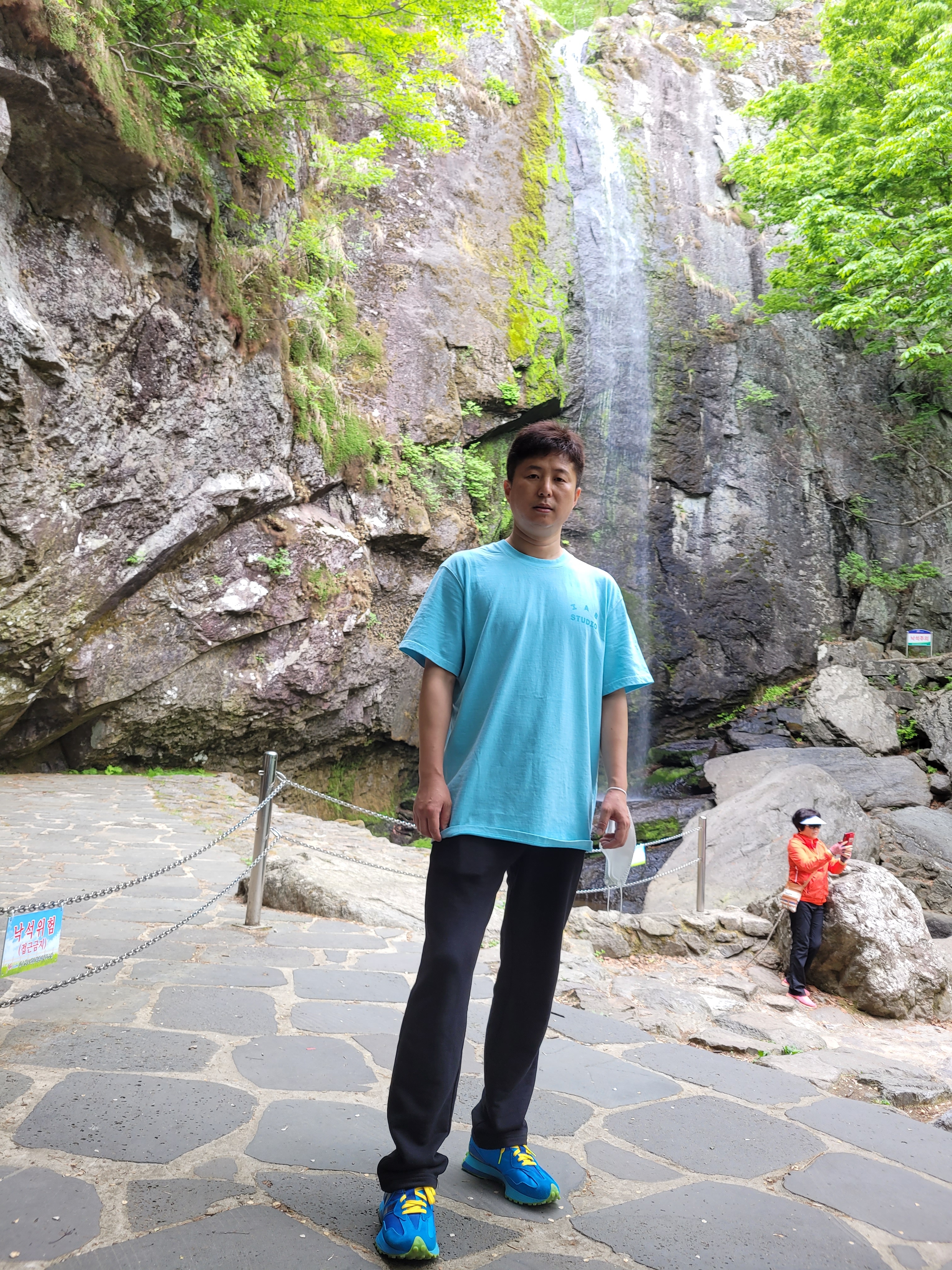 IAB Studio Pigment T-Shirt Cyan, New Balance x Jolly Rancher 327 Blue Raspberry 착용 스타일