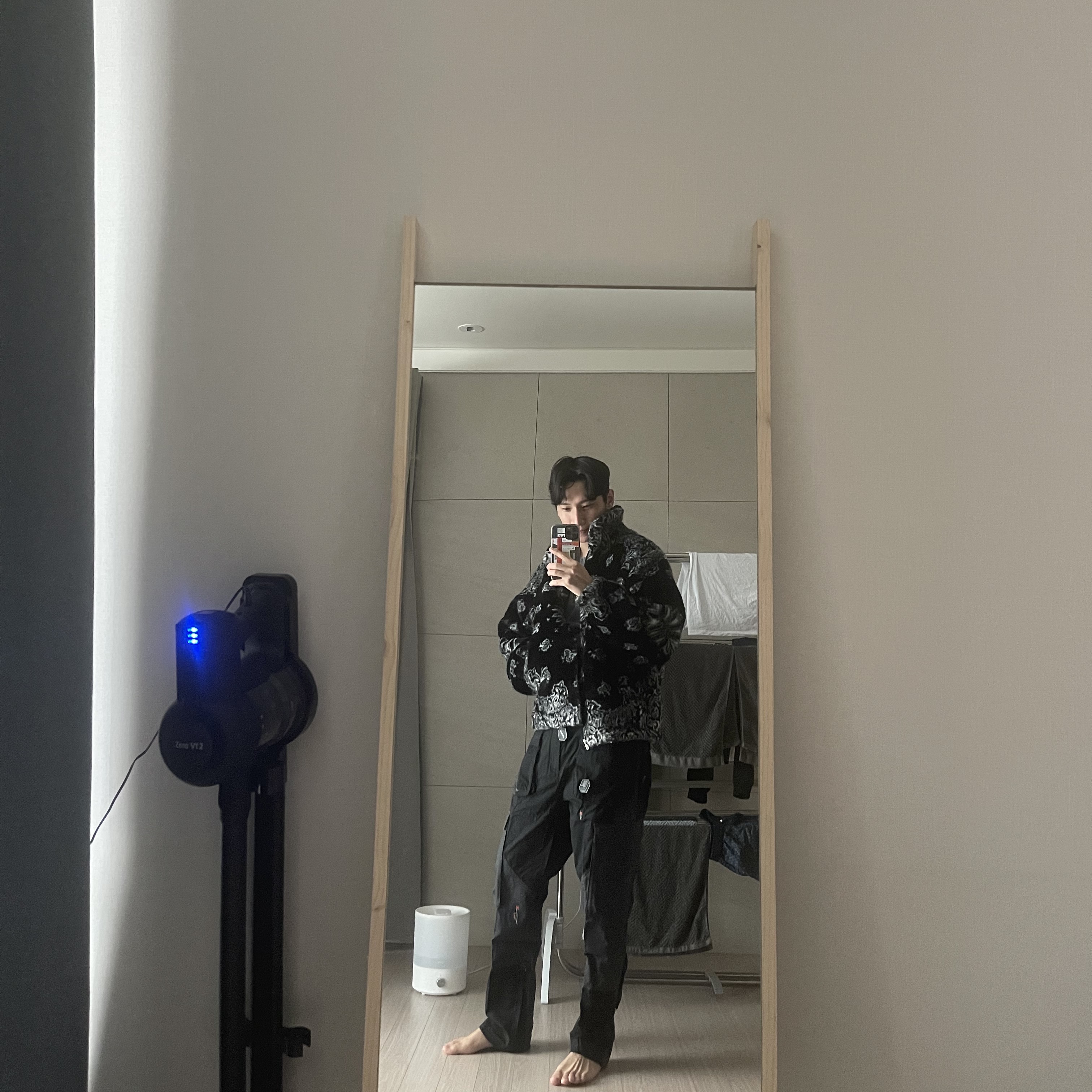 Supreme Bandana Faux Fur Bomber Jacket Black - 21SS, Jordan x Travis Scott Cargo Pants Black 착용 스타일 - 1