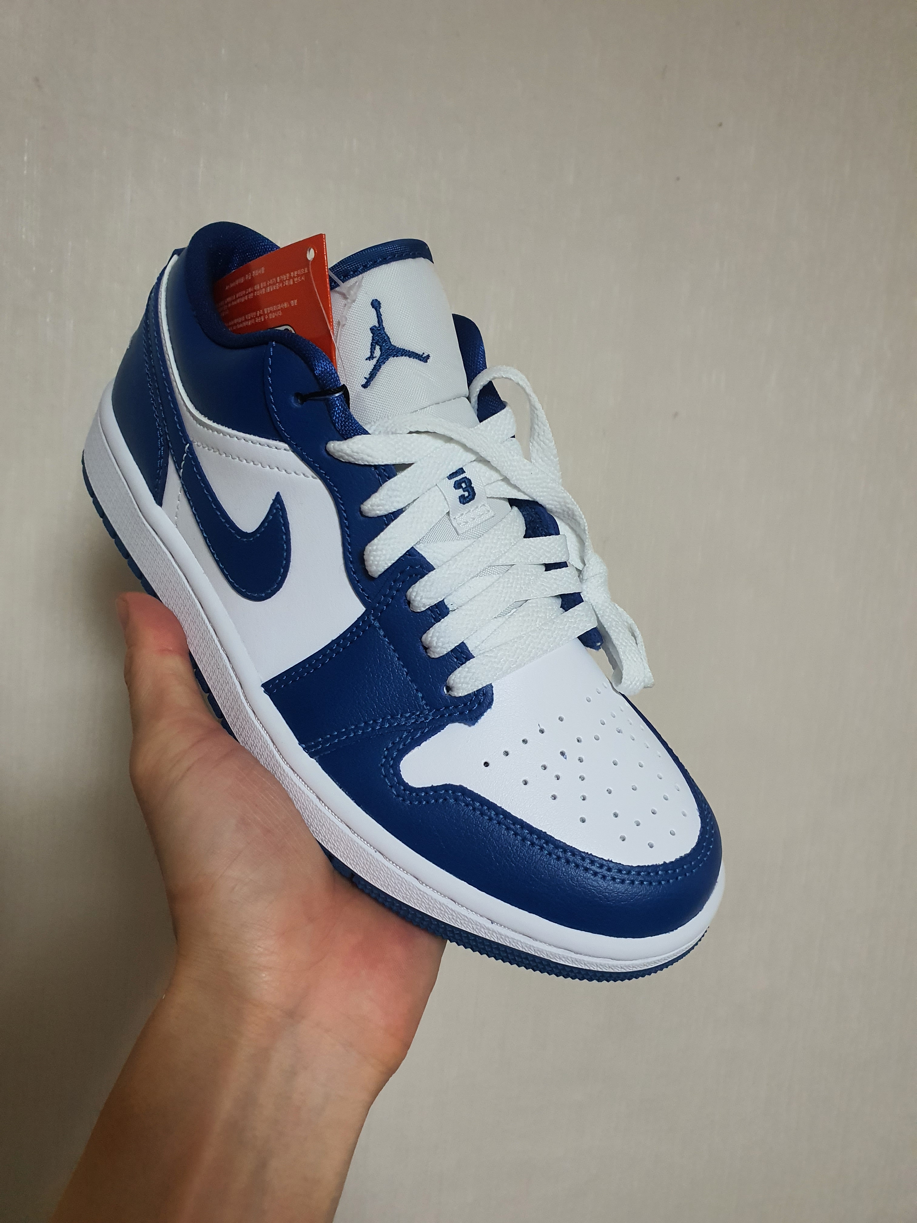 (W) Jordan 1 Low White Dark Marina Blue 착용 스타일 - 2