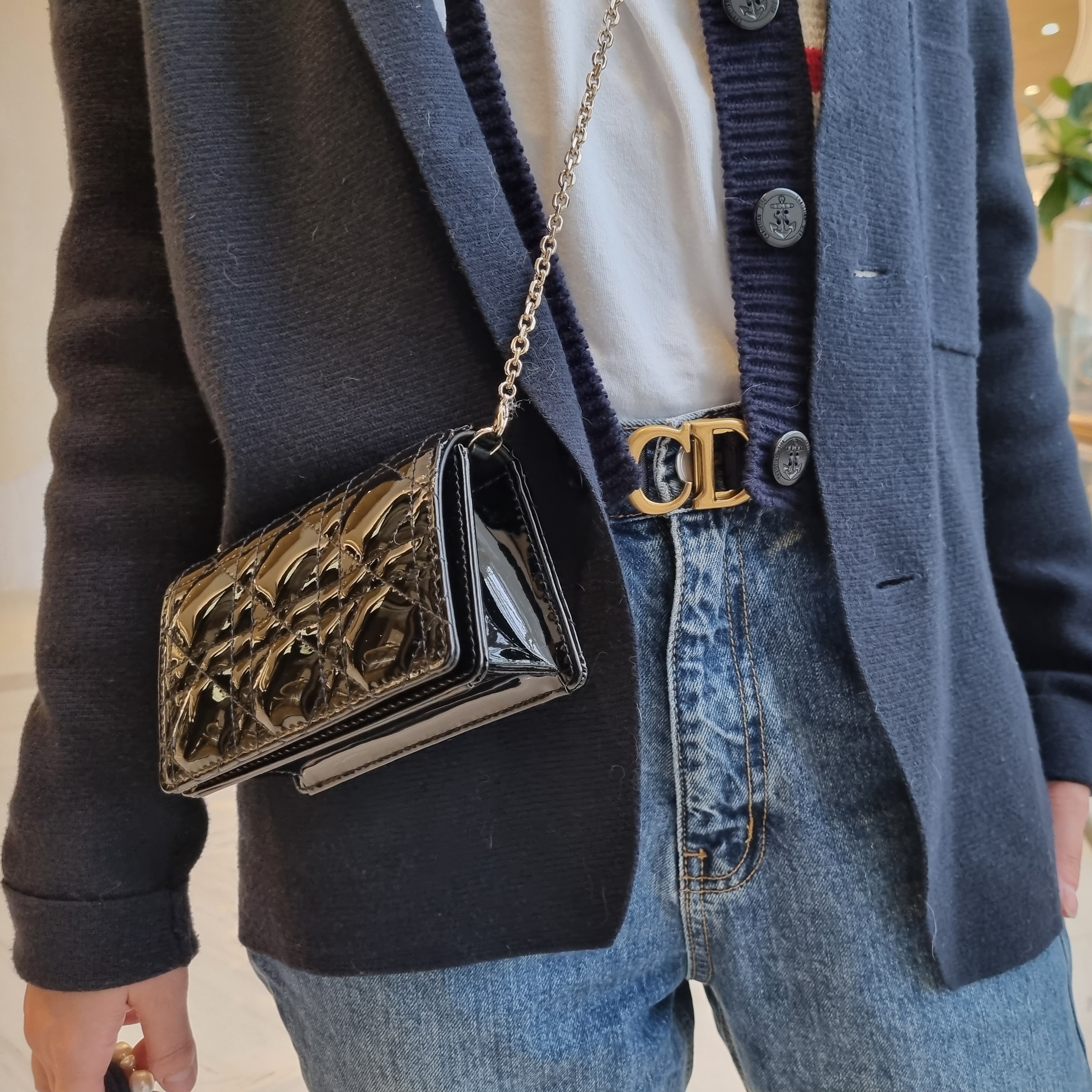 Dior Micro Lady Bag Cannage Lambskin Black Gold, Dior Lady Nano Pouch Patent Cannage Calfskin Black 착용 스타일 - 2
