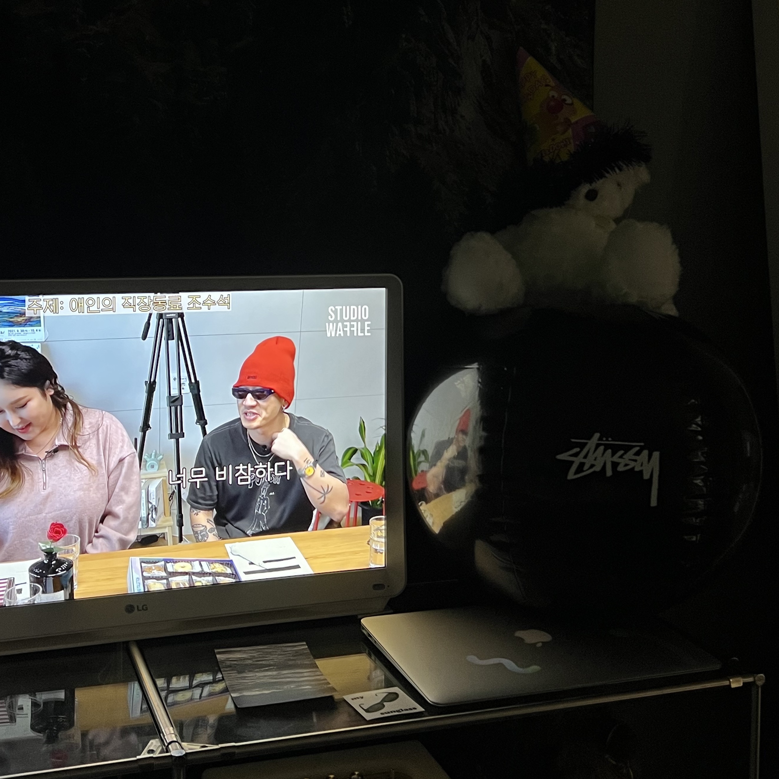 Stussy 8 Ball Beach Ball Black 착용 스타일
