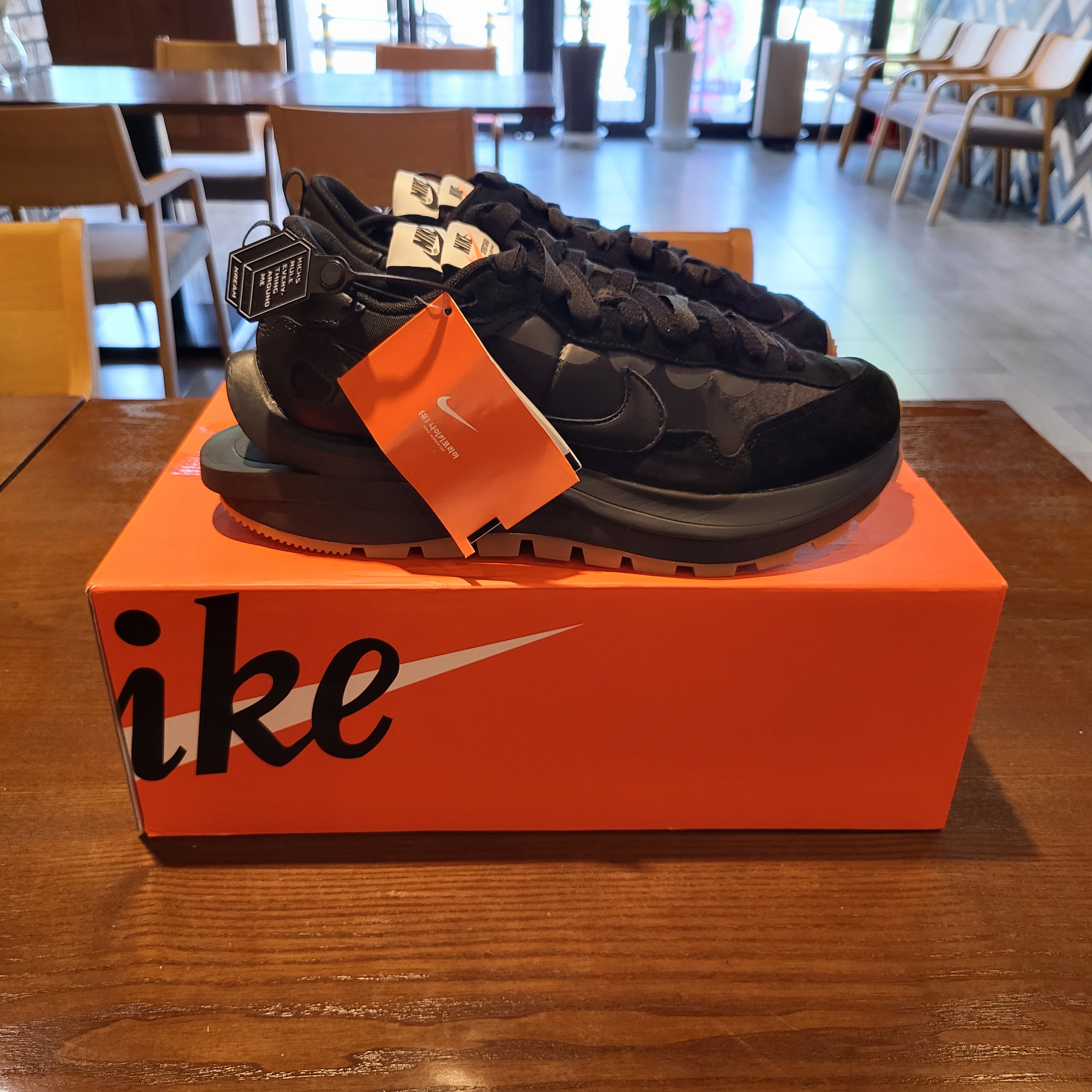 Nike x Sacai VaporWaffle Black and Gum 착용 스타일