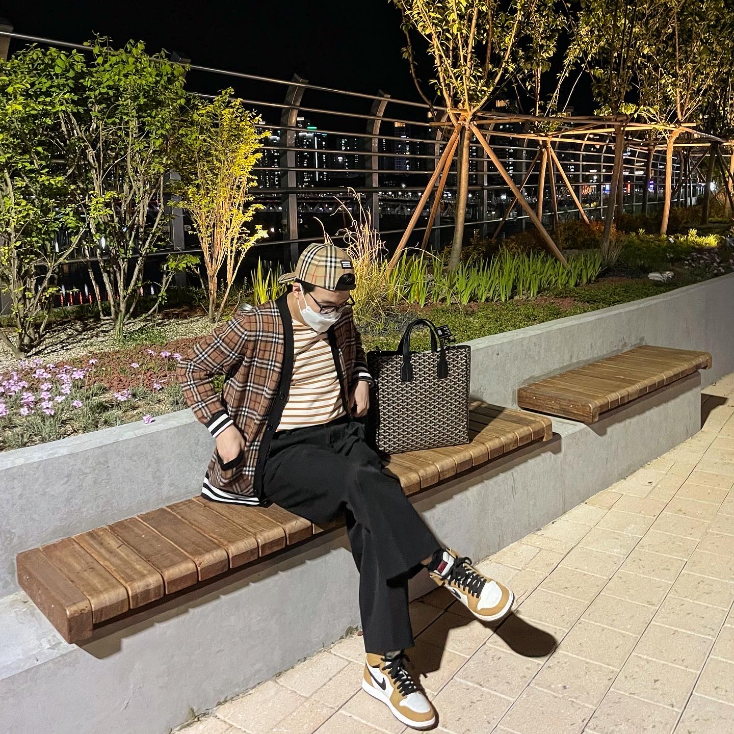 (W) Burberry Logo Applique Vintage Check Cap Archive Beige, Goyard Voltaire Bag Black 착용 스타일 - 1