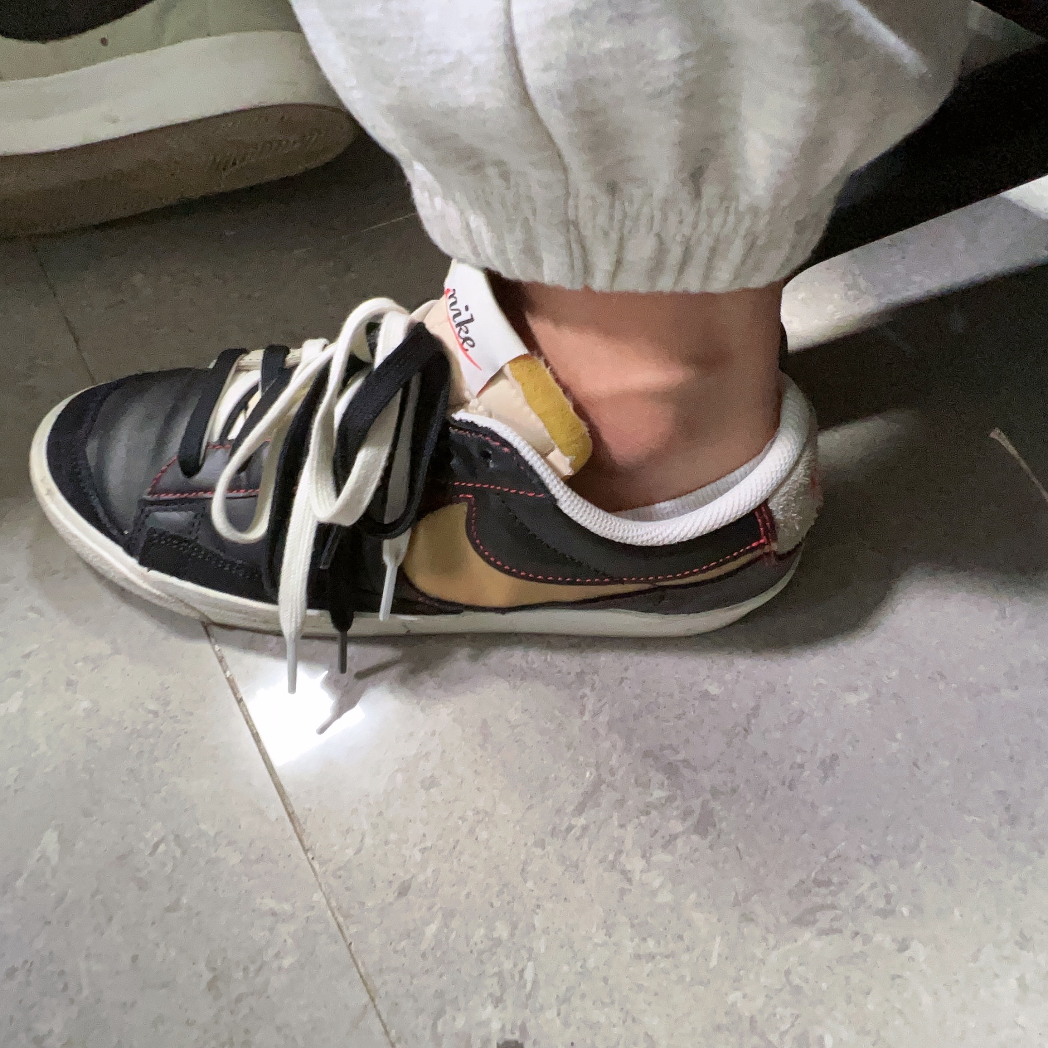 Nike Blazer Low '77 Premium Removable Swoosh Black 착용 스타일 - 3