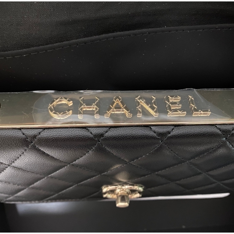 Chanel Wallet On Chain Lambskin & Gold Black 착용 스타일