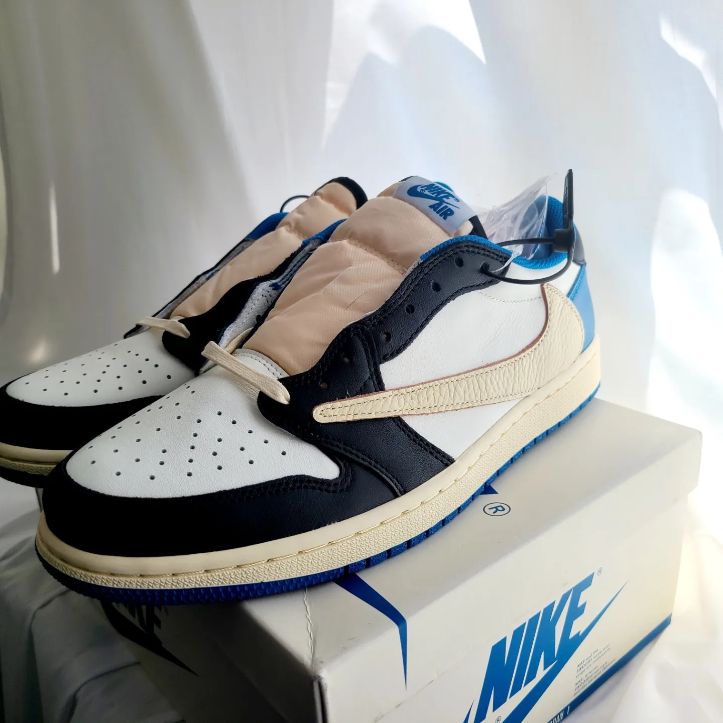 Jordan 1 x Travis Scott x Fragment Retro Low OG SP Military Blue 착용 스타일 - 2