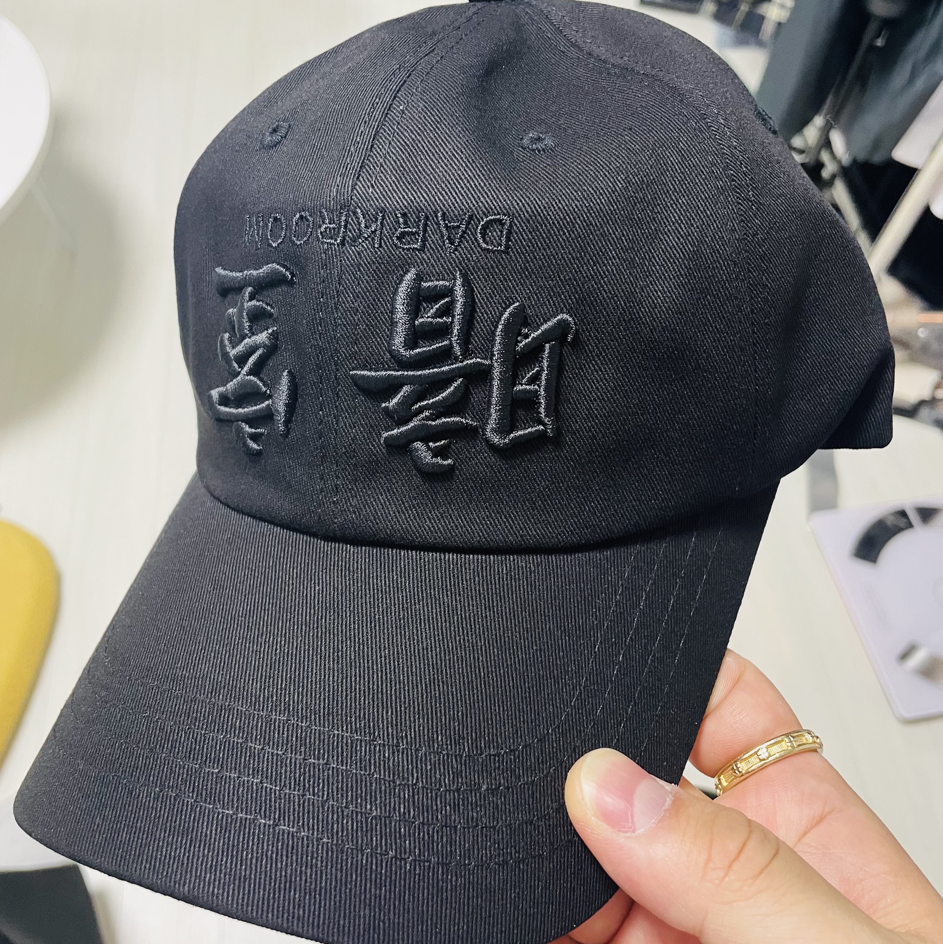 Darkr8m Studio Upside Down Black Logo Cap 착용 스타일 - 1