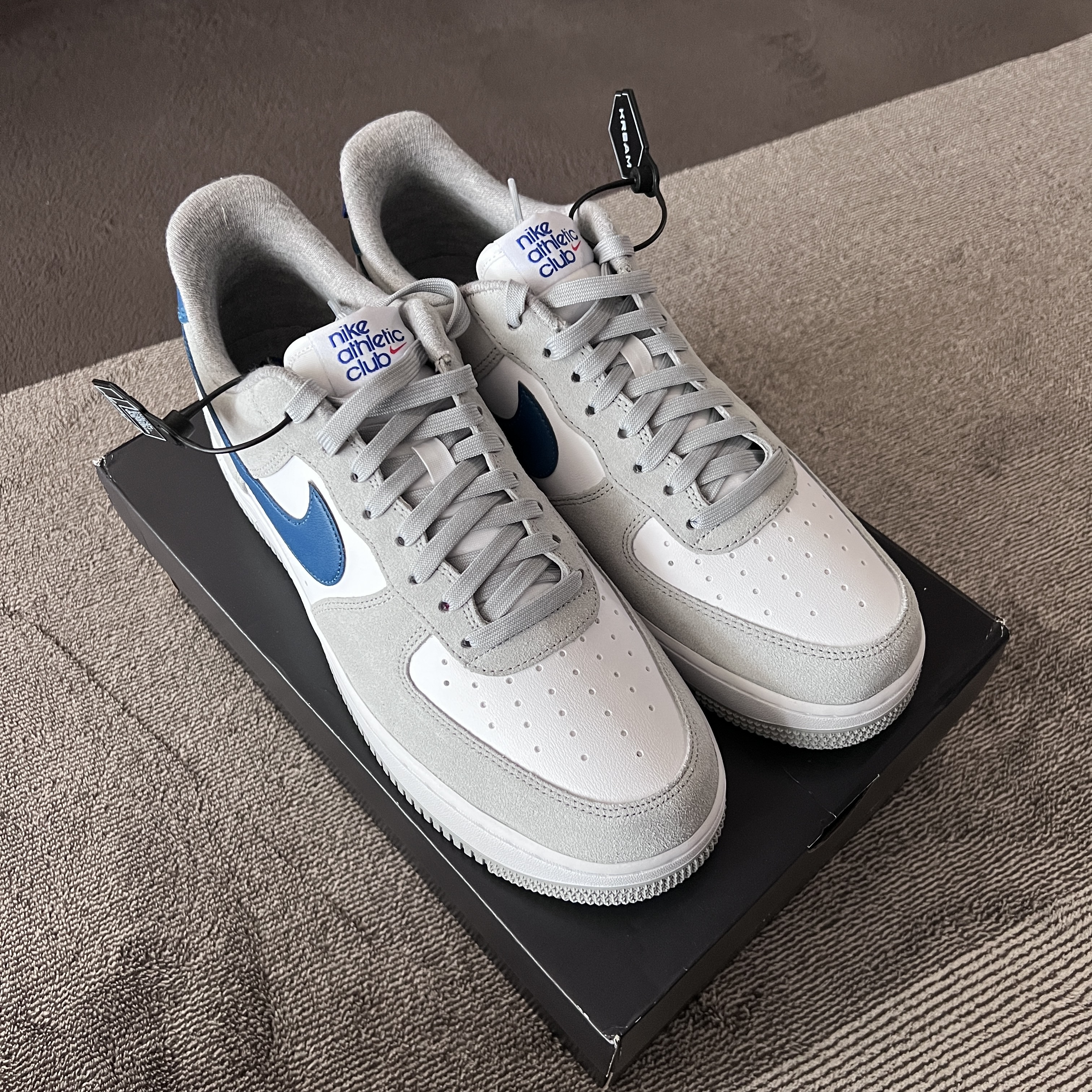 Nike Air Force 1 '07 LV8 Athletic Club Light Smoke Grey Marina 착용 스타일