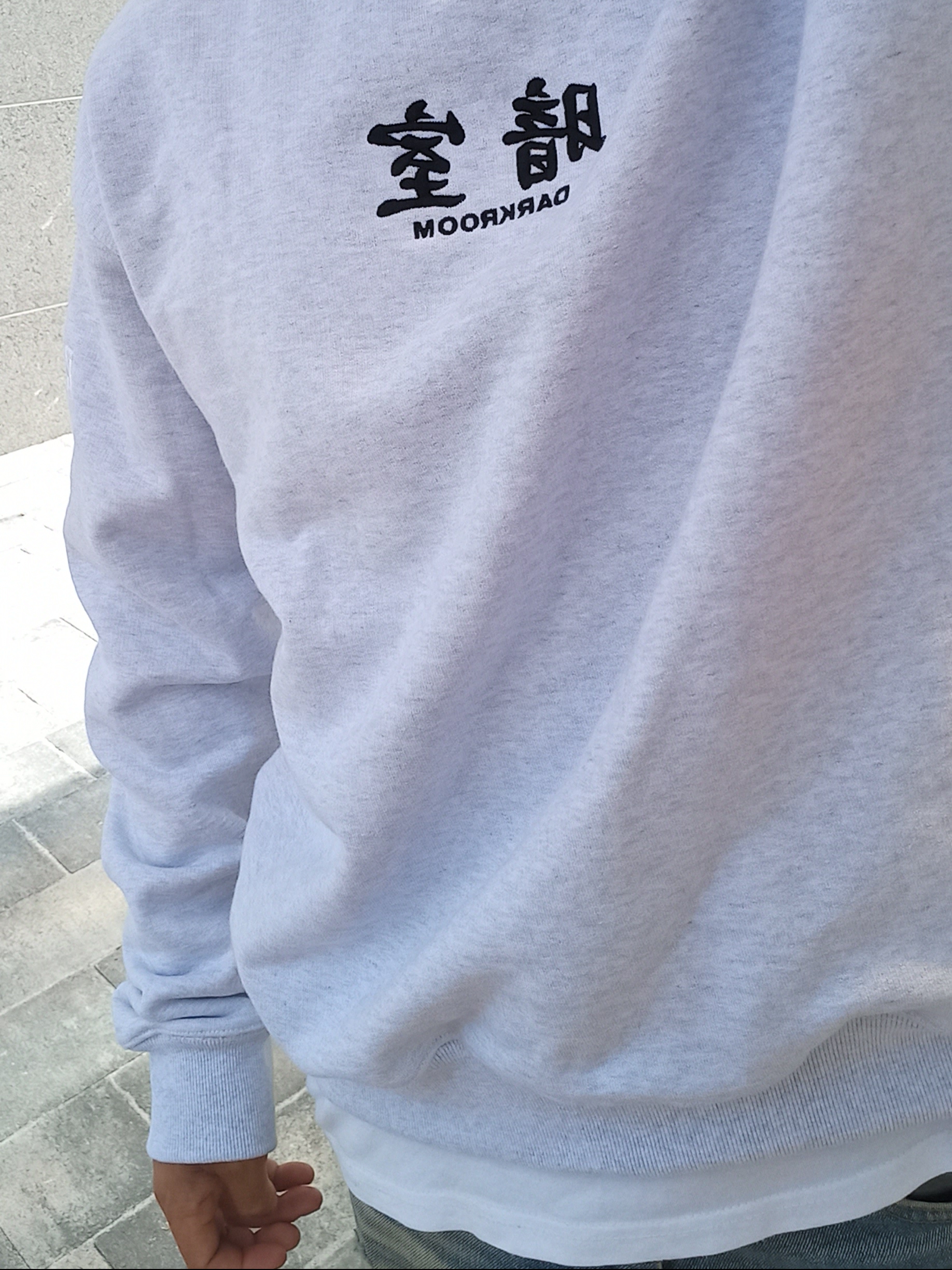 Darkr8m Studio Basic Logo Crewneck Sweatshirt Ash 착용 스타일