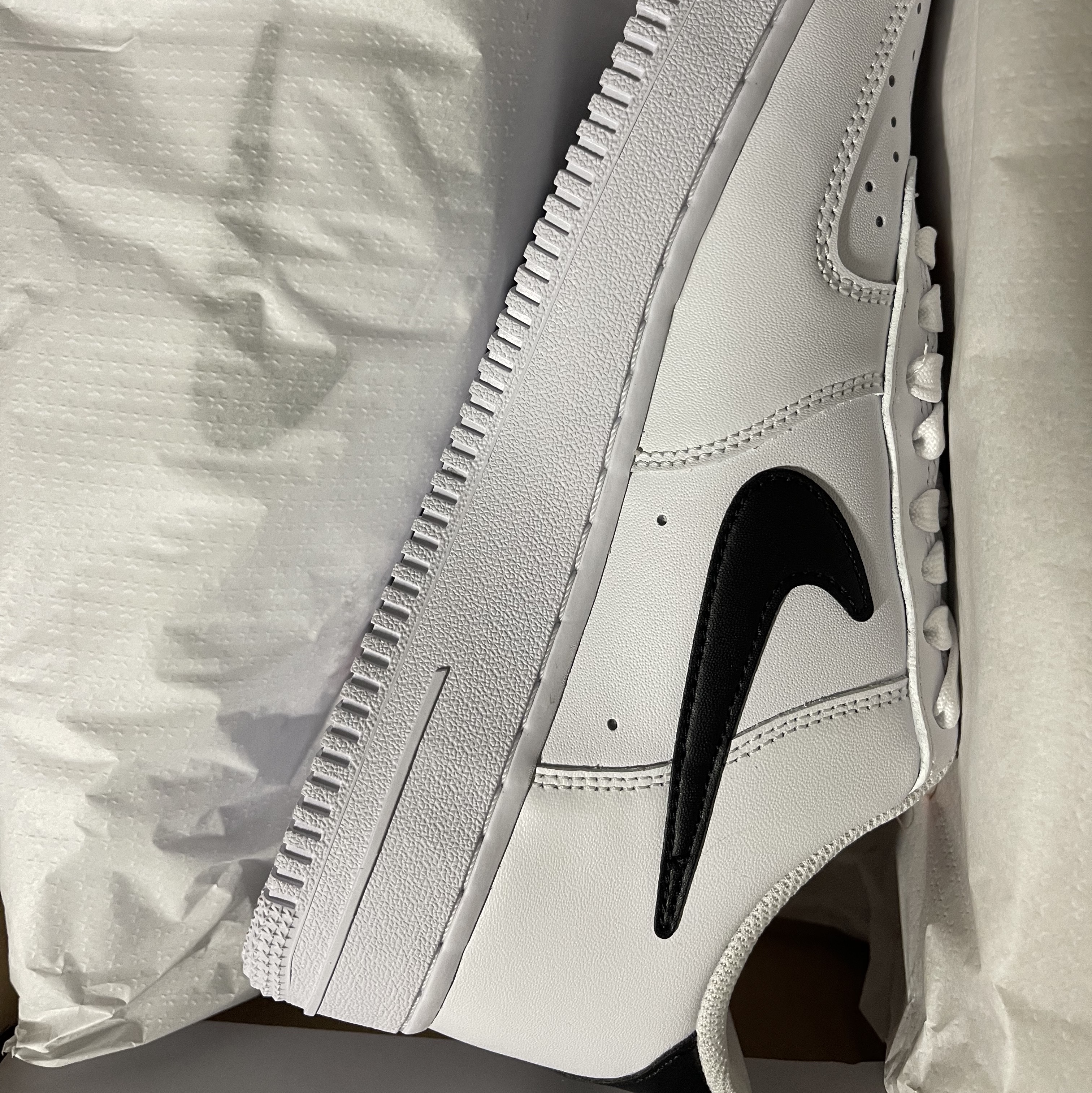 Nike Air Force 1 '07 PRM Carabiner Red 착용 스타일 - 2