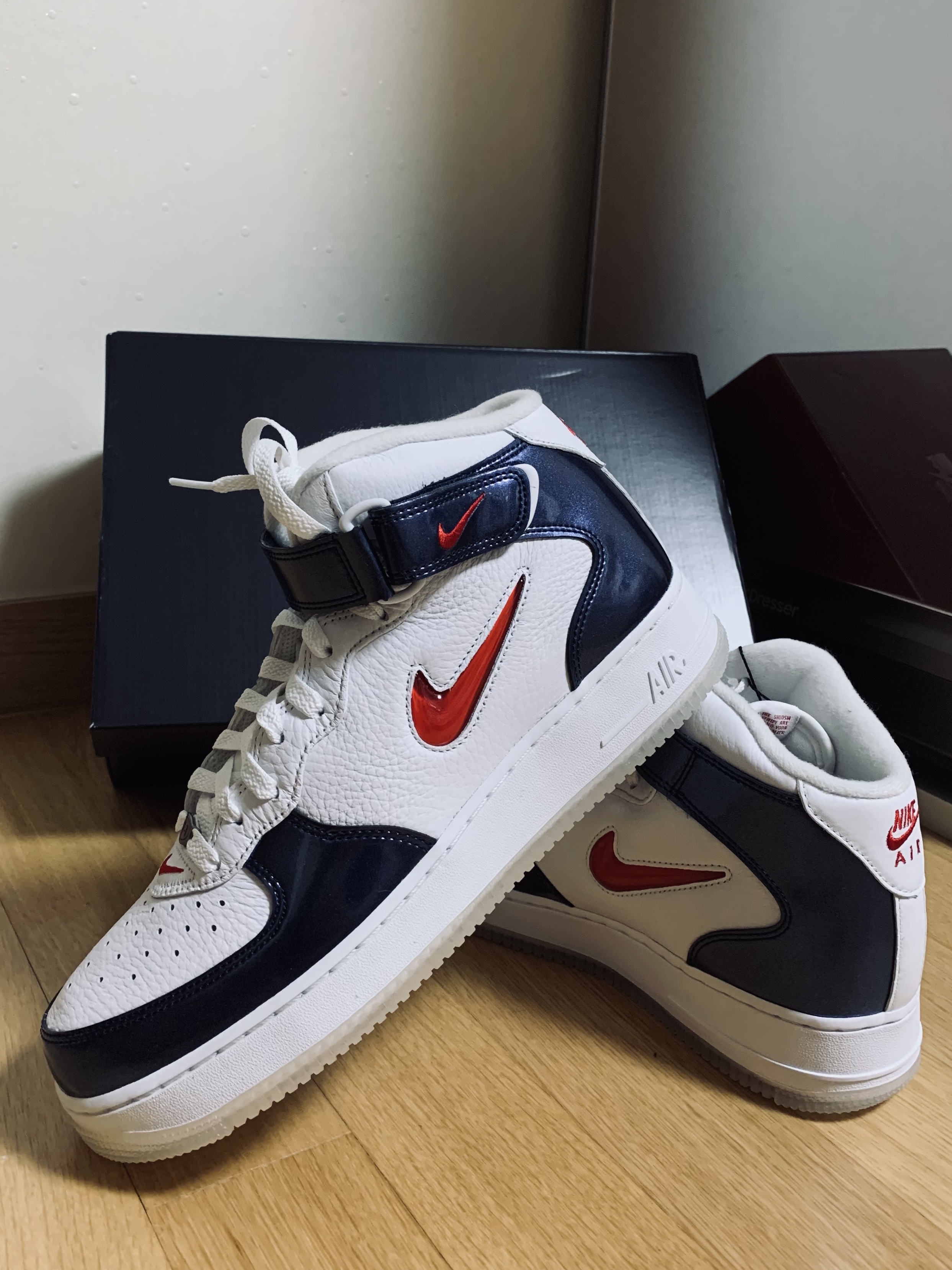 Nike Air Force 1 Mid QS University Red and Midnight Navy 착용 스타일