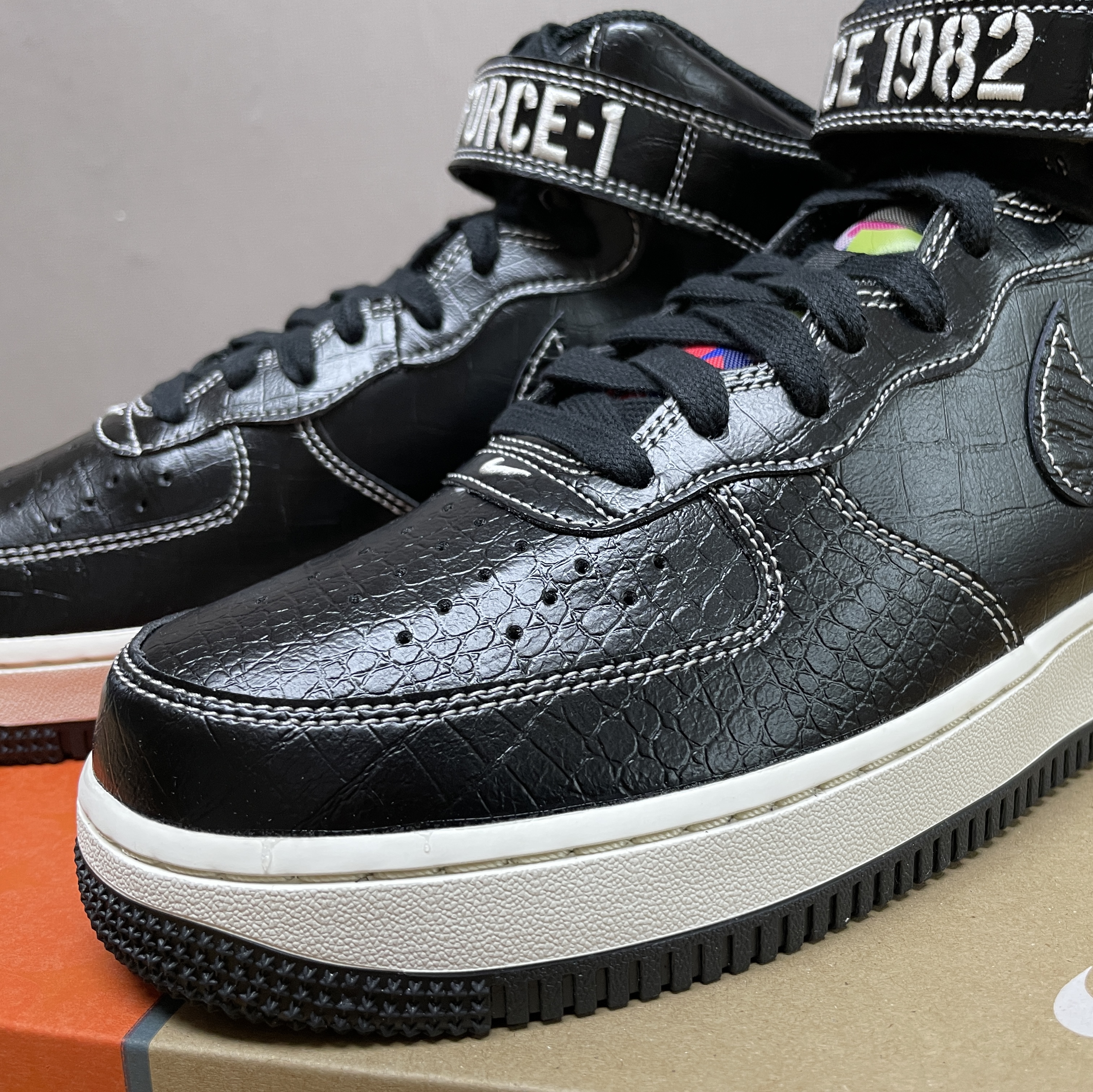 Nike Air Force 1 Mid '07 LX Our Force 1 착용 스타일 - 2