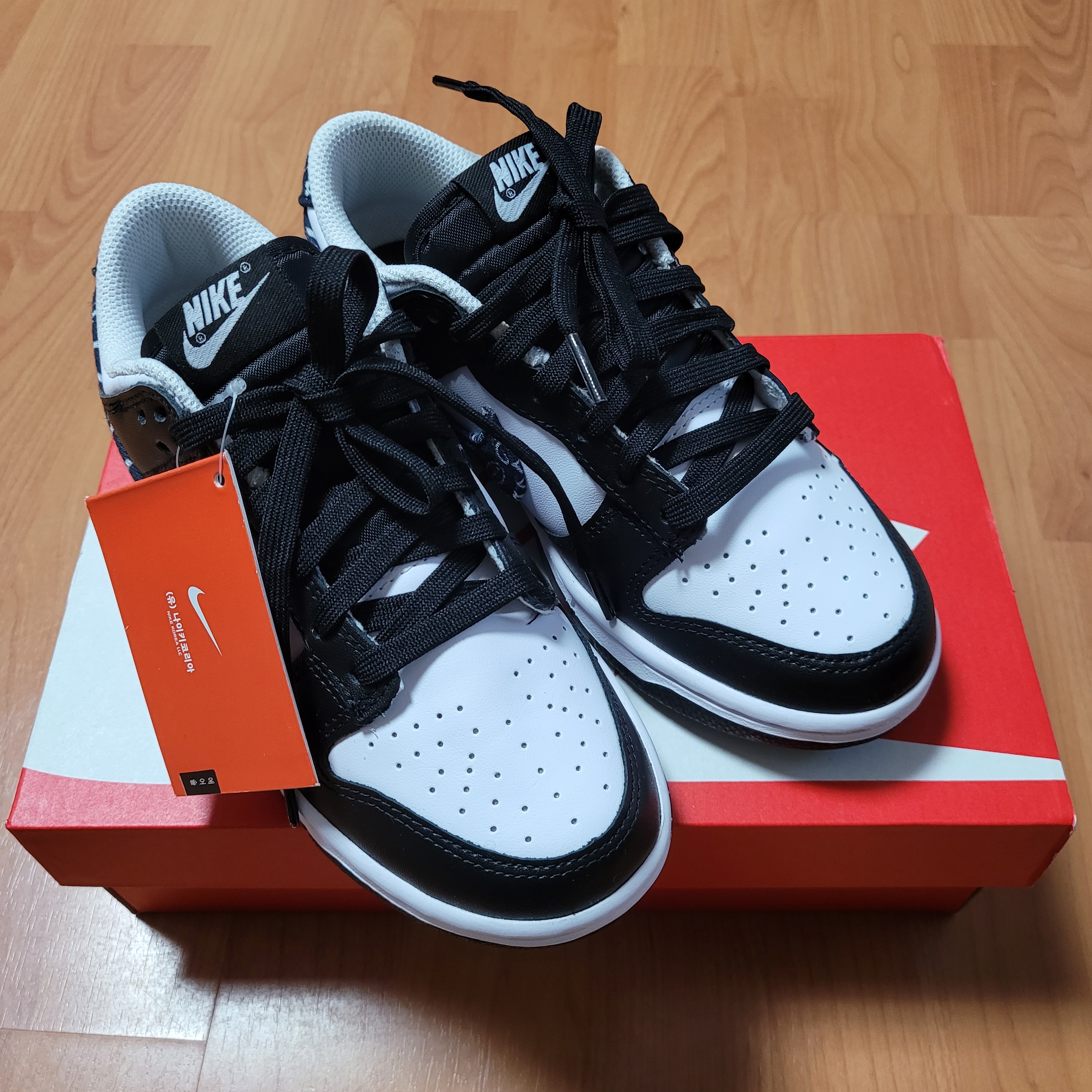 (W) Nike Dunk Low Essential Black Paisley 착용 스타일 - 2