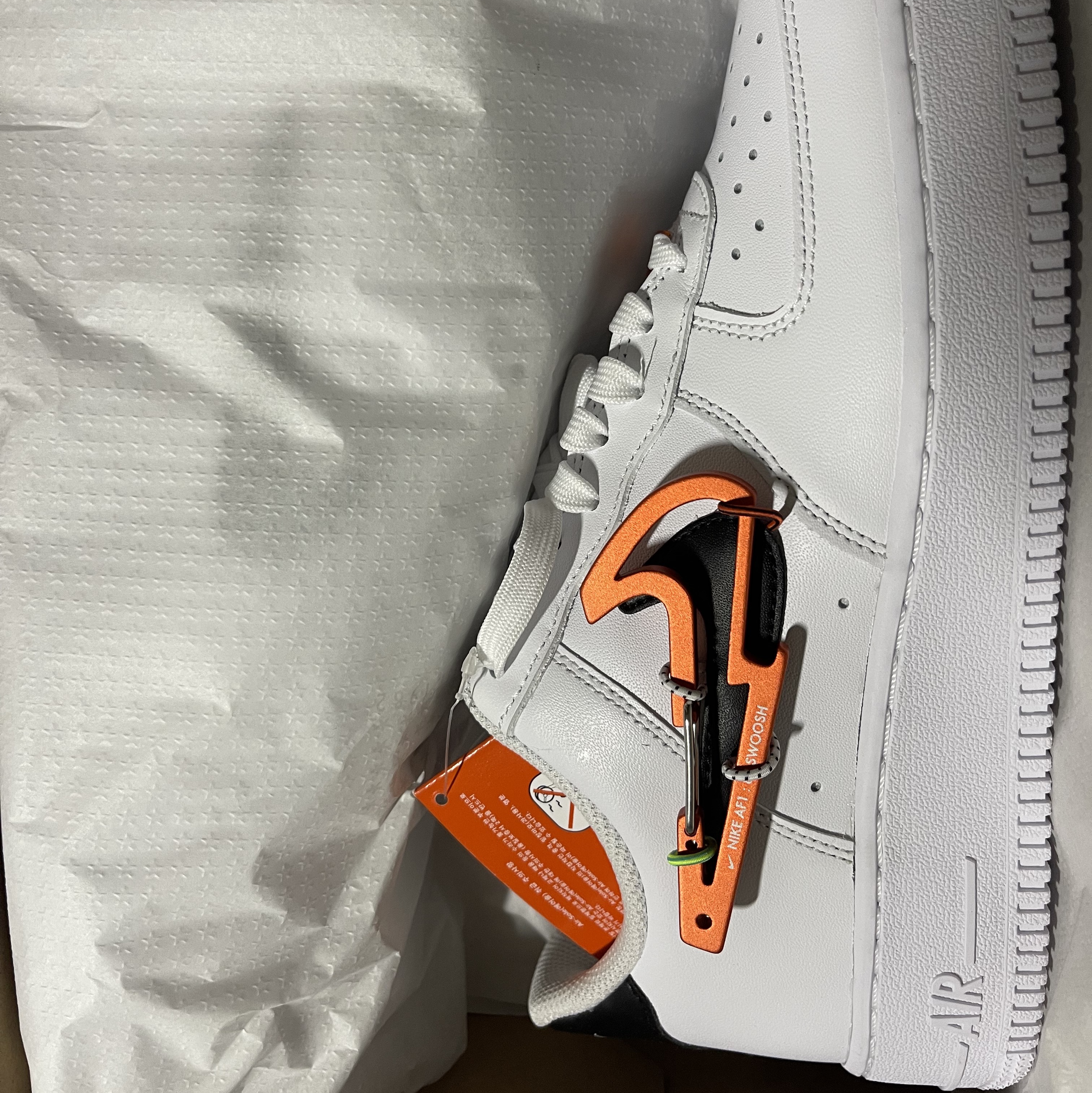 Nike Air Force 1 '07 PRM Carabiner Red 착용 스타일 - 1