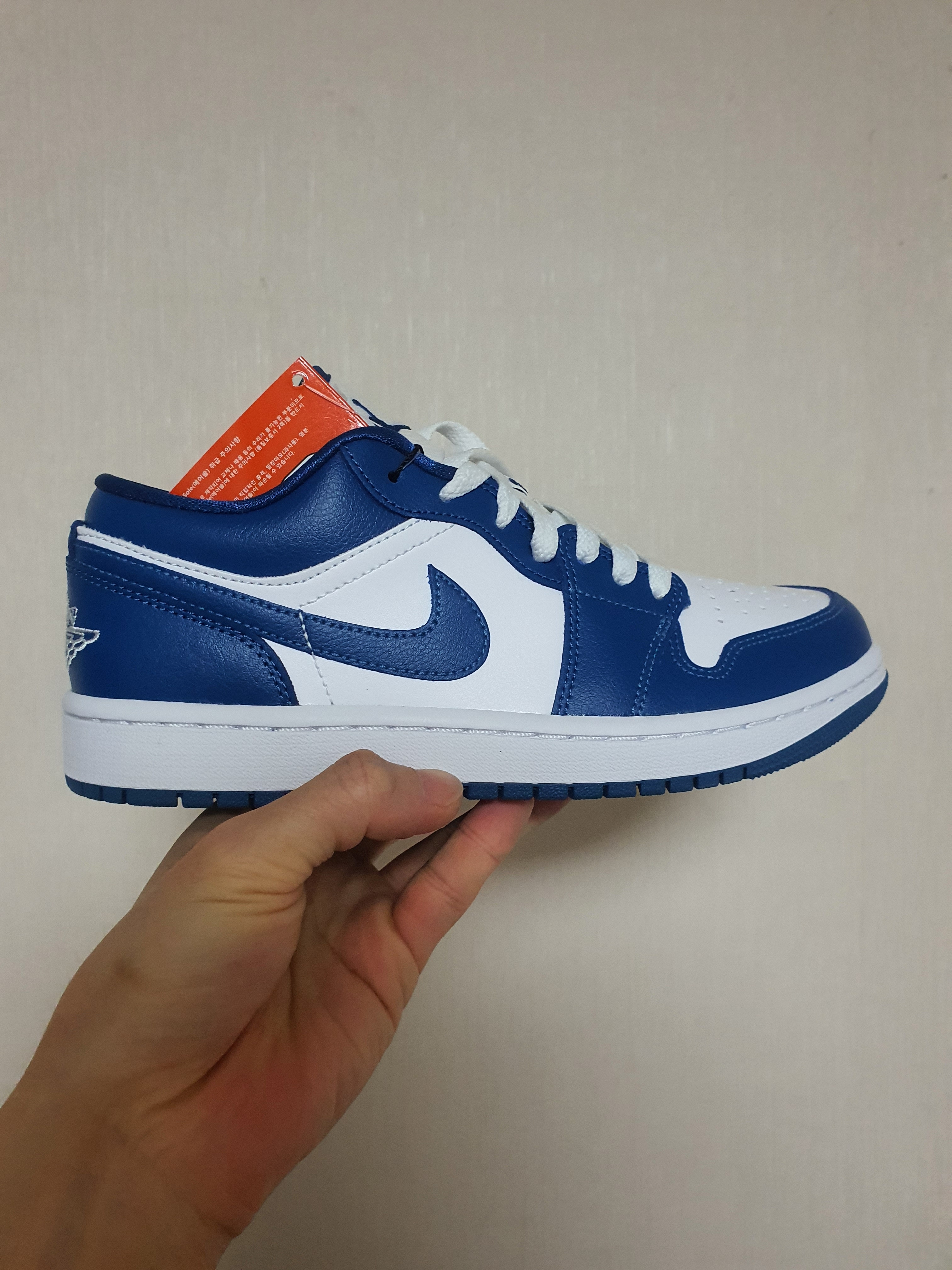 (W) Jordan 1 Low White Dark Marina Blue 착용 스타일 - 1
