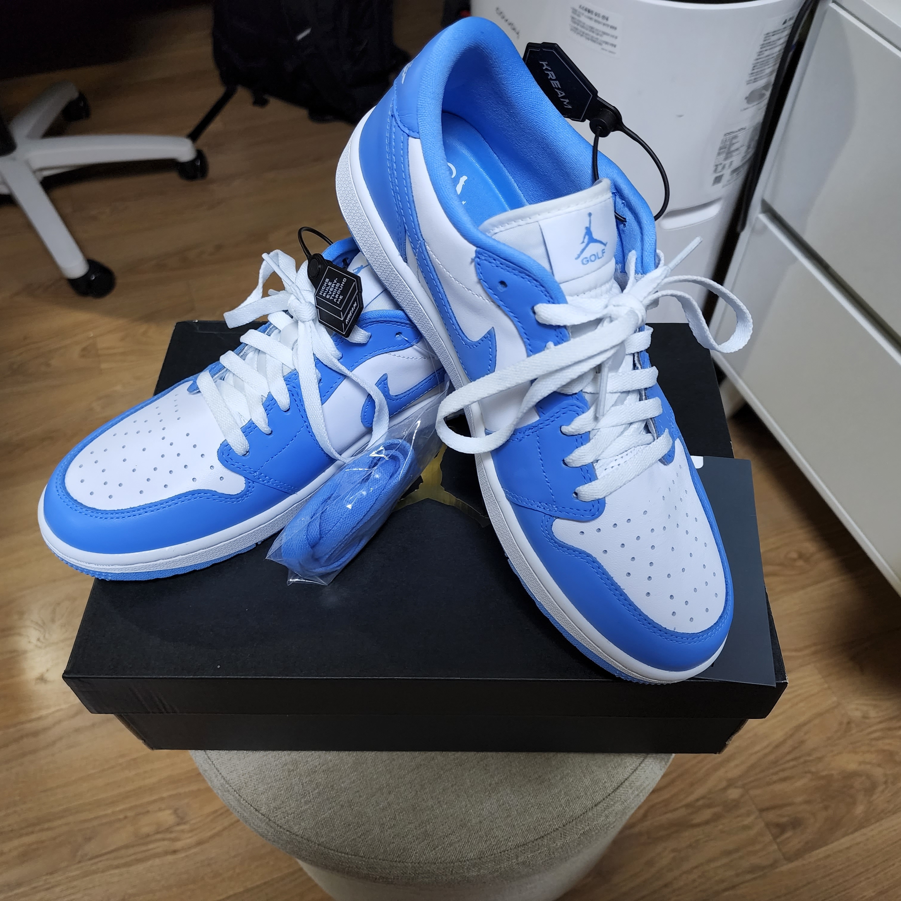 Jordan 1 Low Golf White and University Blue 착용 스타일 - 1