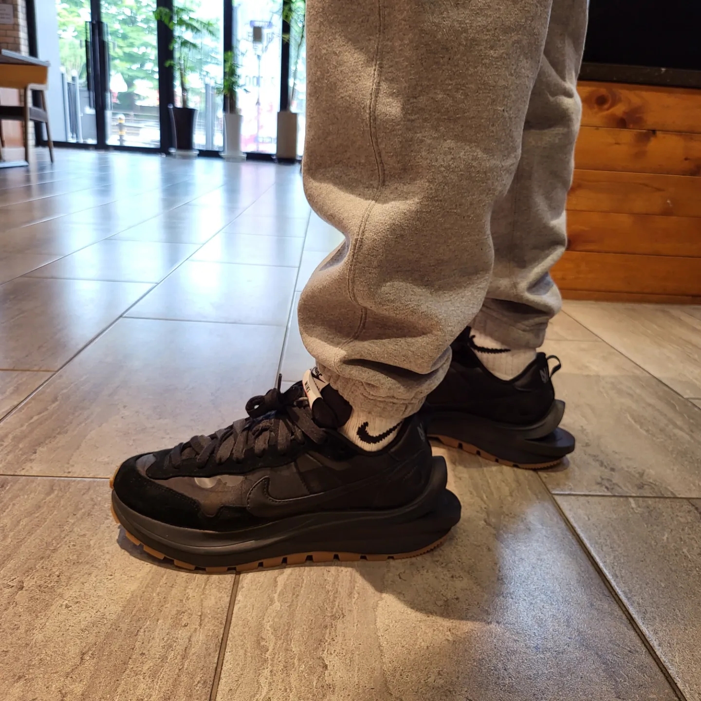 Nike x Sacai VaporWaffle Black and Gum 착용 스타일 - 2