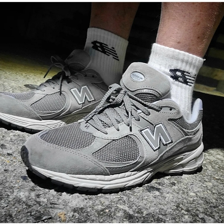 New Balance 2002R Grey 착용 스타일 - 1