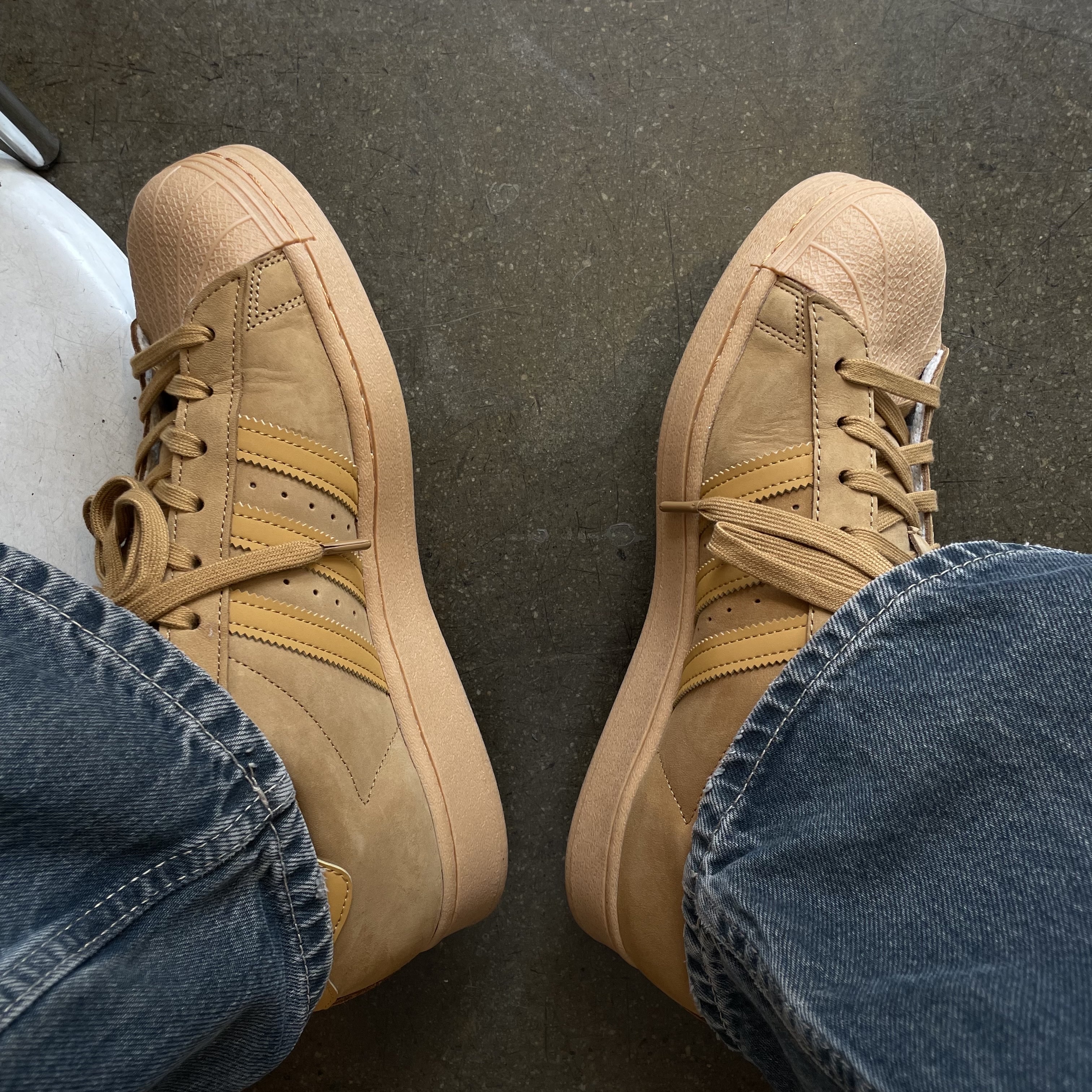 Adidas Superstar Mesa Brown 착용 스타일