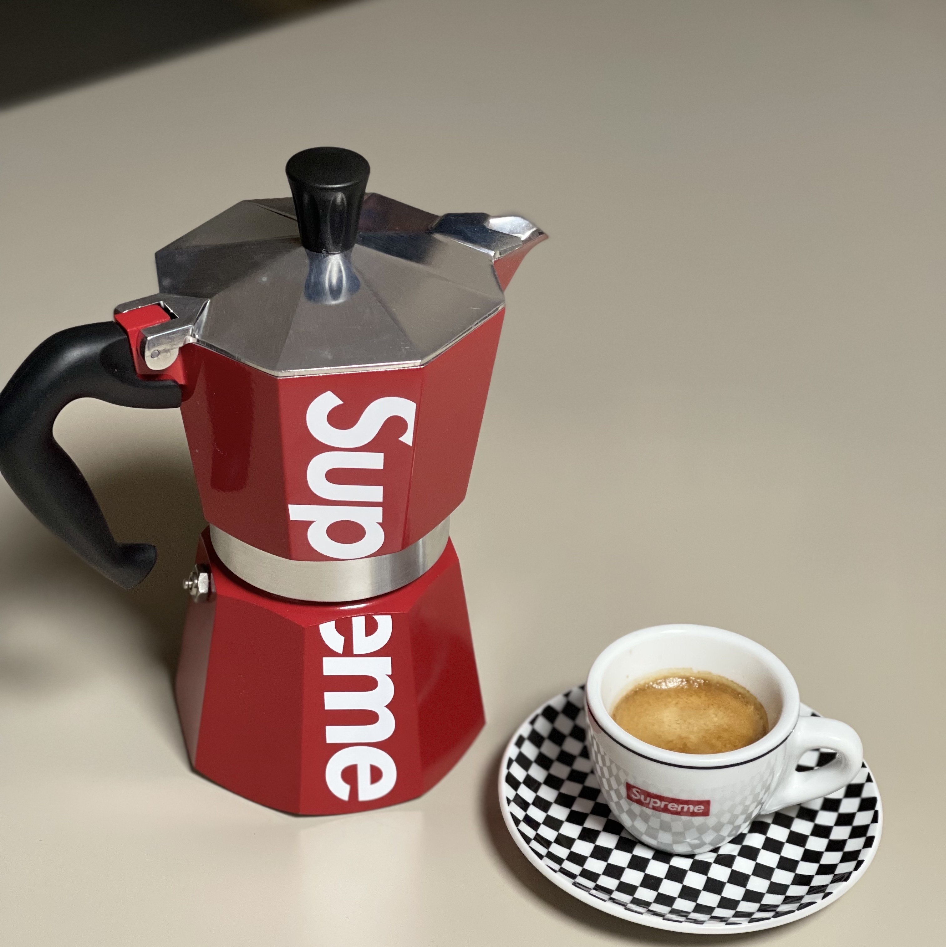 Supreme Bialetti Moka Express Red - 19SS, Supreme x IPA Porcellane Aosta Espresso Set Black (Set of 2) 착용 스타일