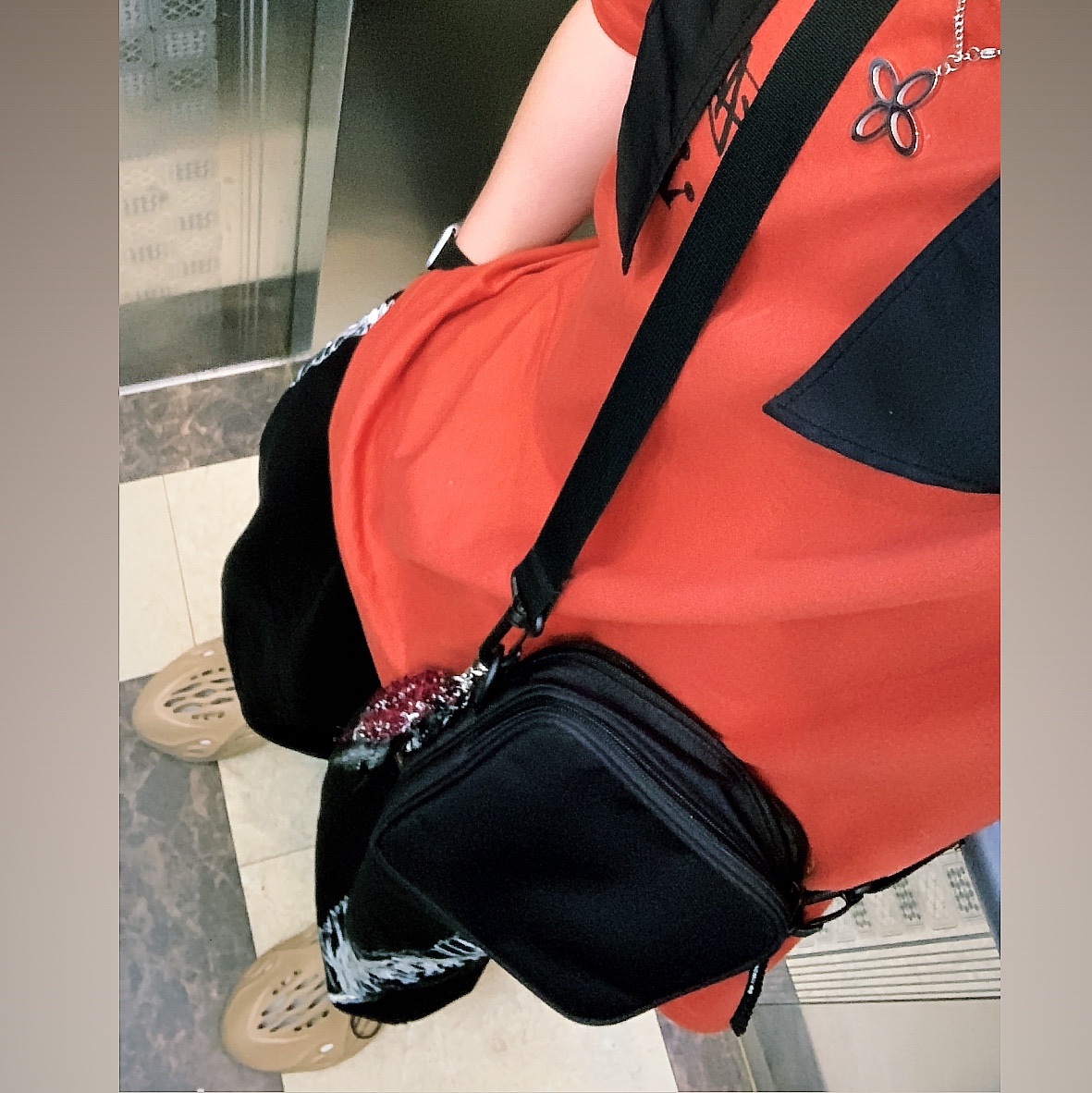 Adidas Yeezy Foam RNNR Ochre 착용 스타일 - 5