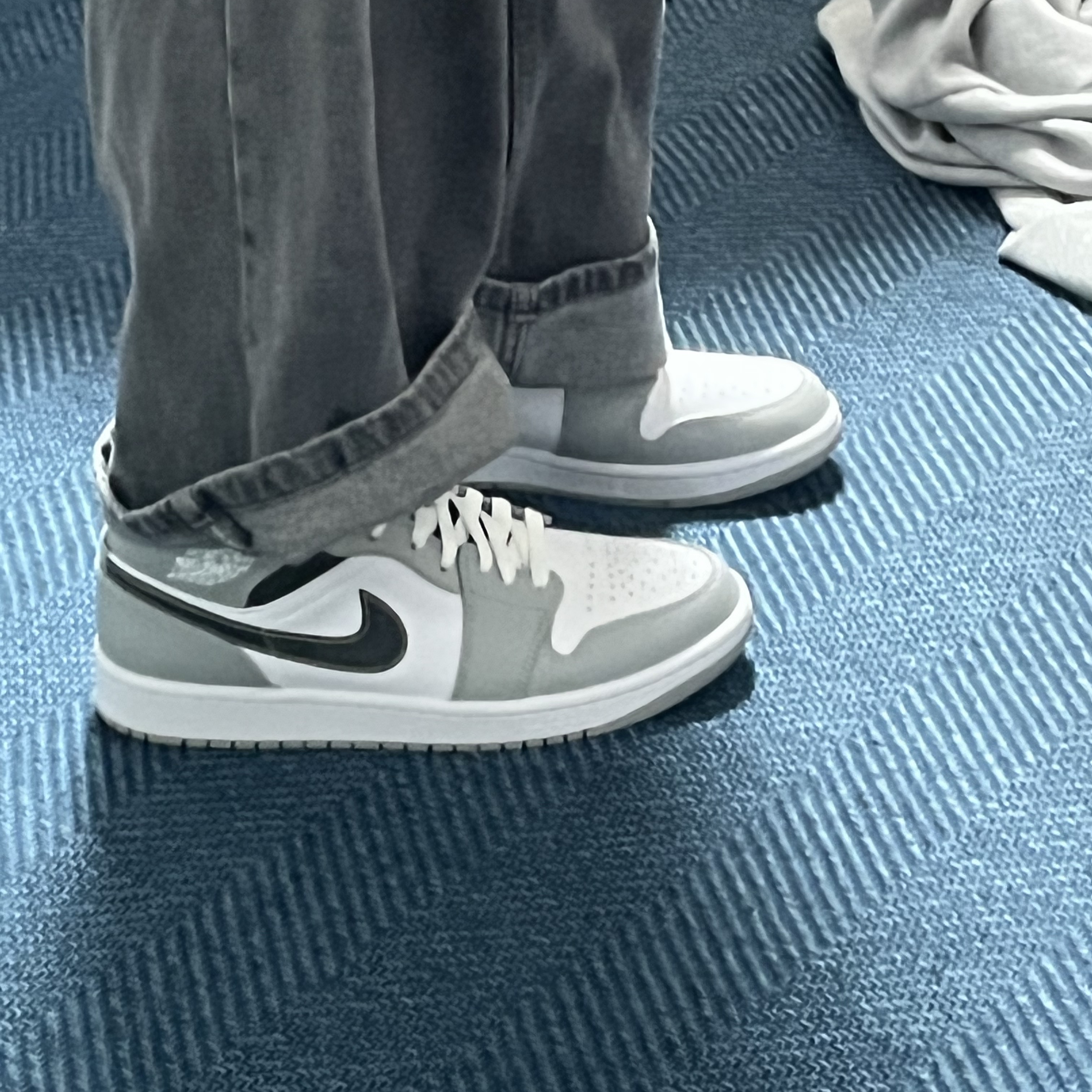 Jordan 1 Mid Light Smoke Grey Anthracite 착용 스타일 - 1