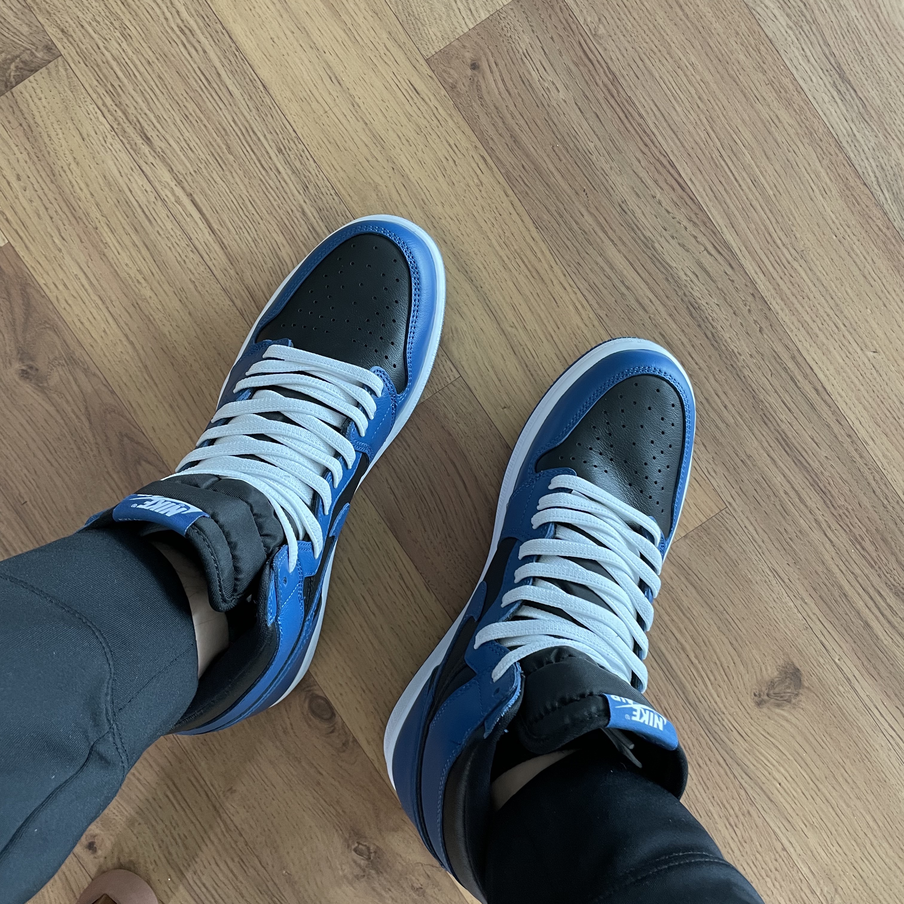 Nike Dunk Low Retro Black, Jordan 1 Retro High OG Dark Marina Blue 착용 스타일 - 3