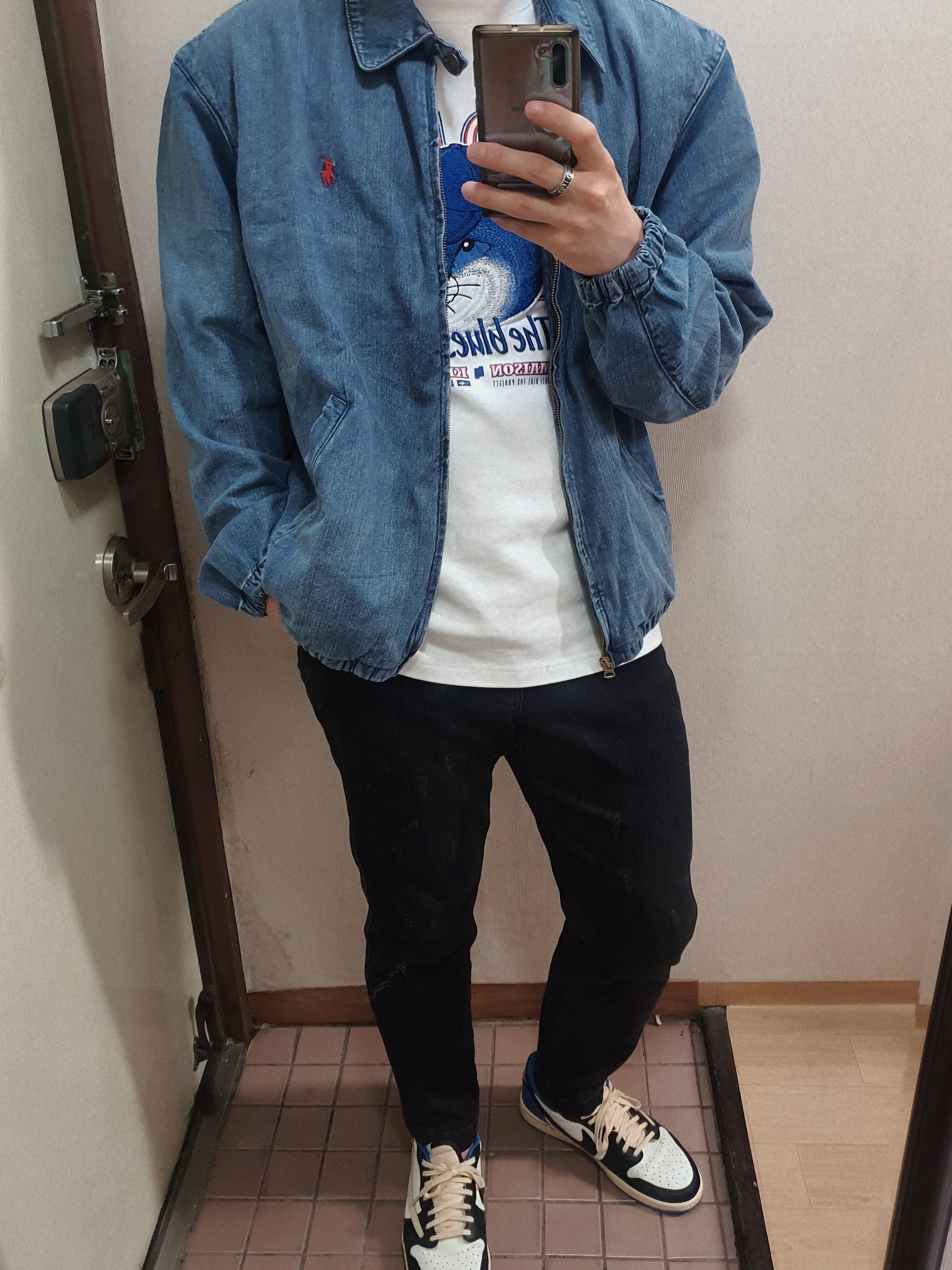 Maison Kitsune x Ader Error The Bluest Fox T-Shirt White, Jordan 1 x Travis Scott x Fragment Retro Low OG SP Military Blue 착용 스타일 - 2