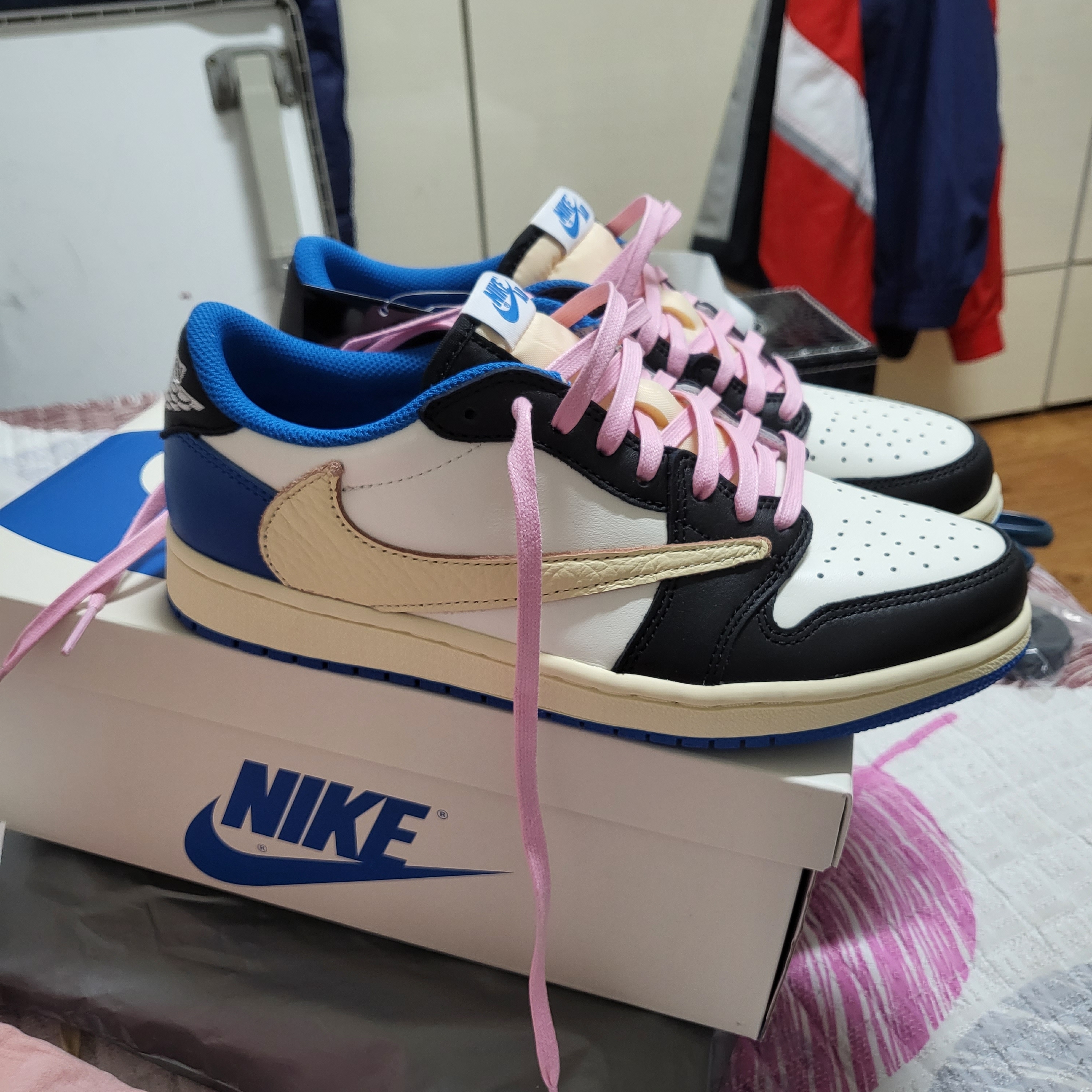 Jordan 1 x Travis Scott x Fragment Retro Low OG SP Military Blue 착용 스타일 - 1