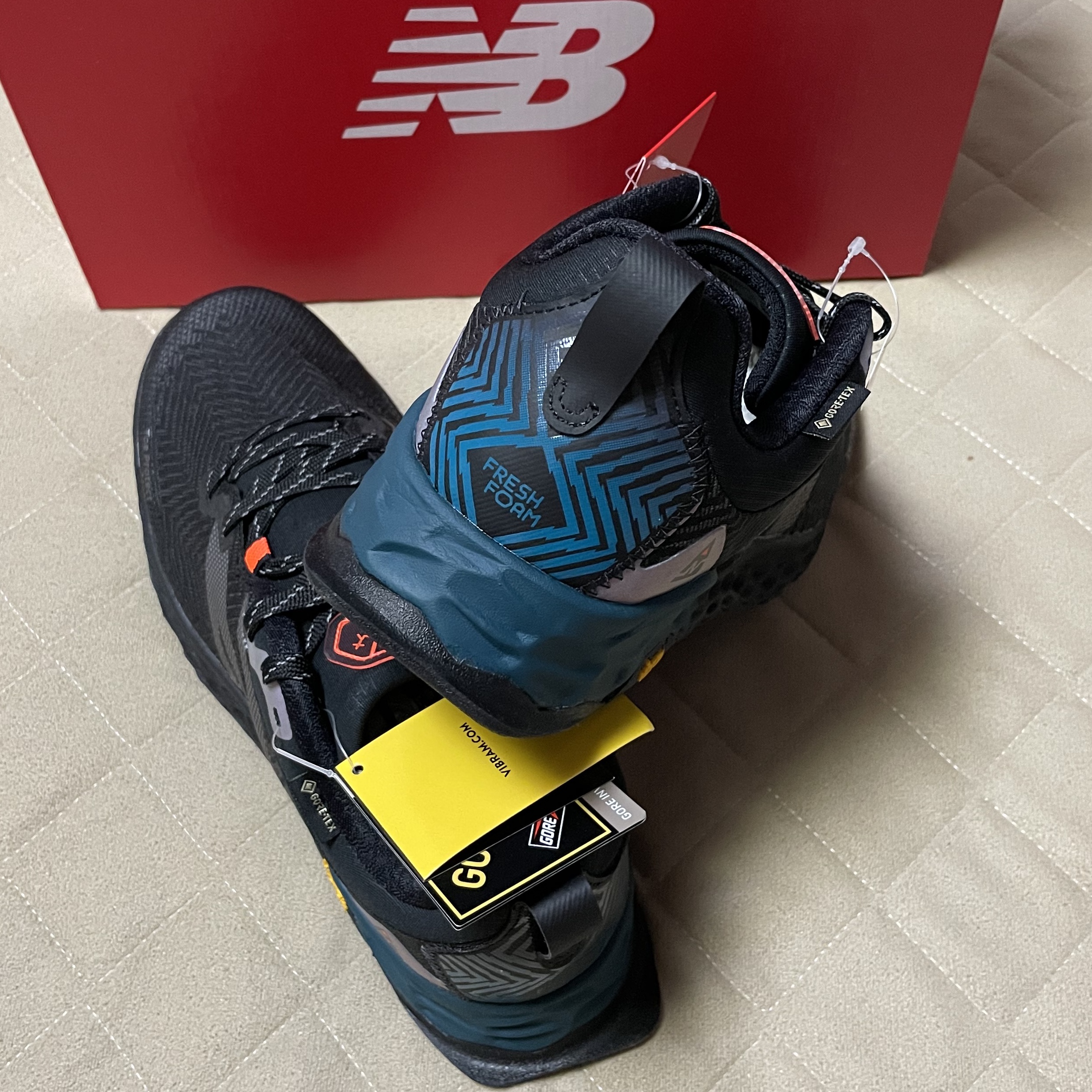 New Balance Fresh Foam Hierro v6 Trail GTX Black Mountain Teal - 2E Wide 착용 스타일 - 3
