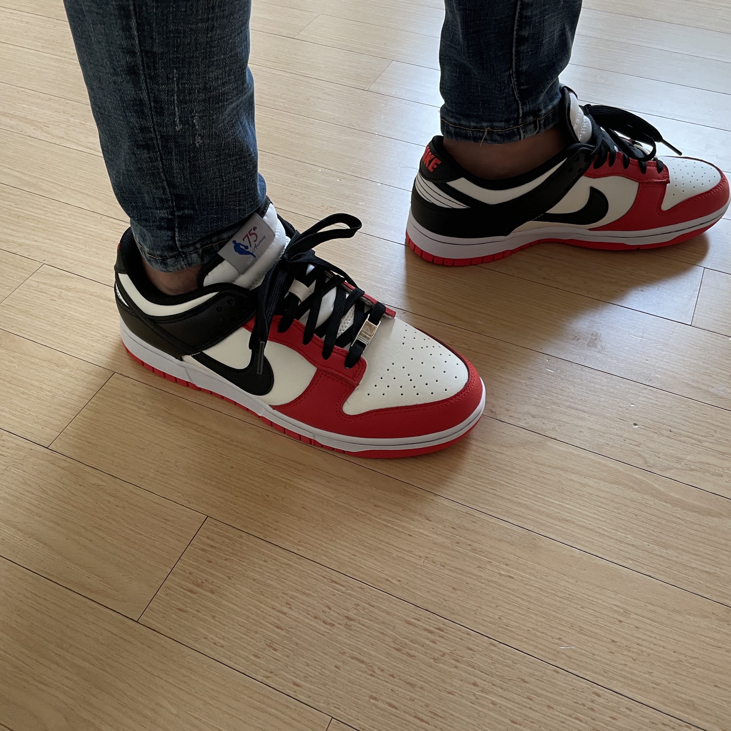 Nike x NBA Dunk Low Retro EMB Black and Chile Red 착용 스타일 - 2