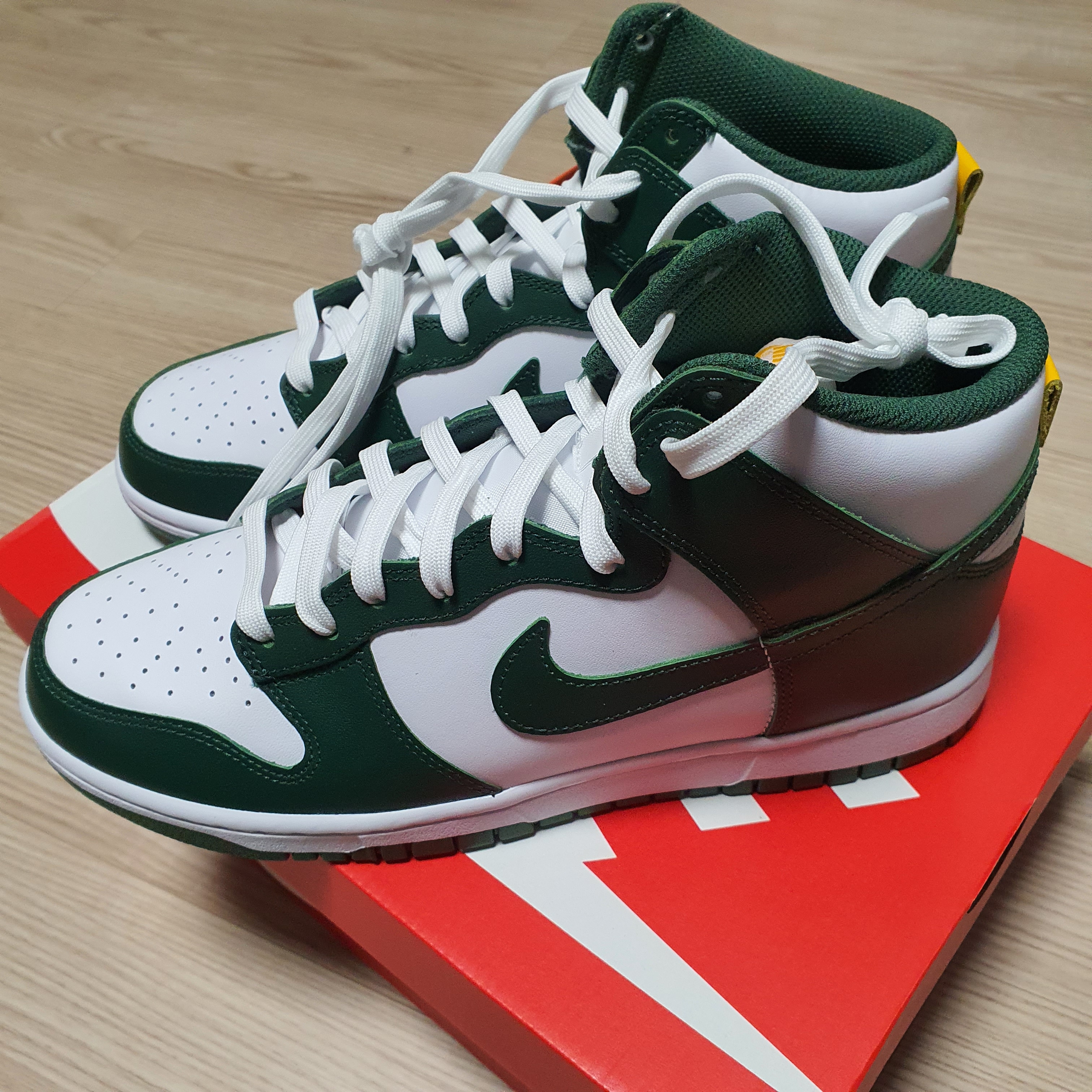 Nike Dunk High Retro Noble Green 착용 스타일 - 2