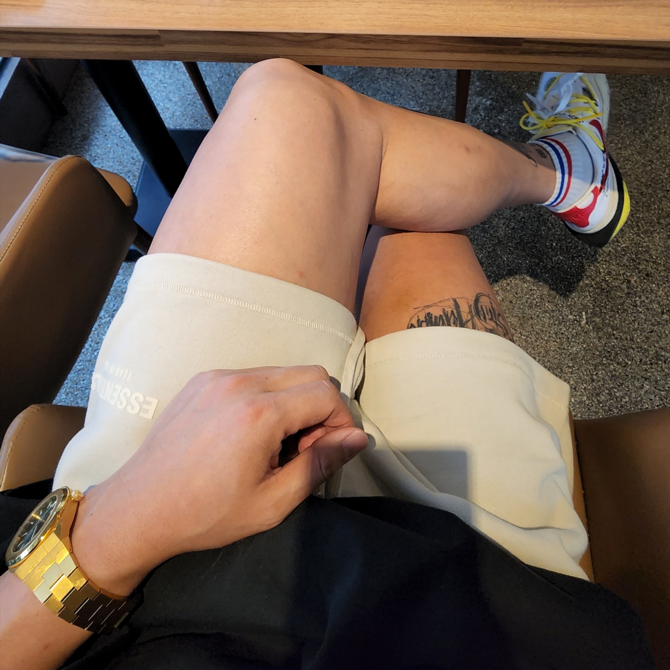Essentials Shorts Wheat - 22SS, Nike x Off-White Blazer Low '77 White and University Red 착용 스타일
