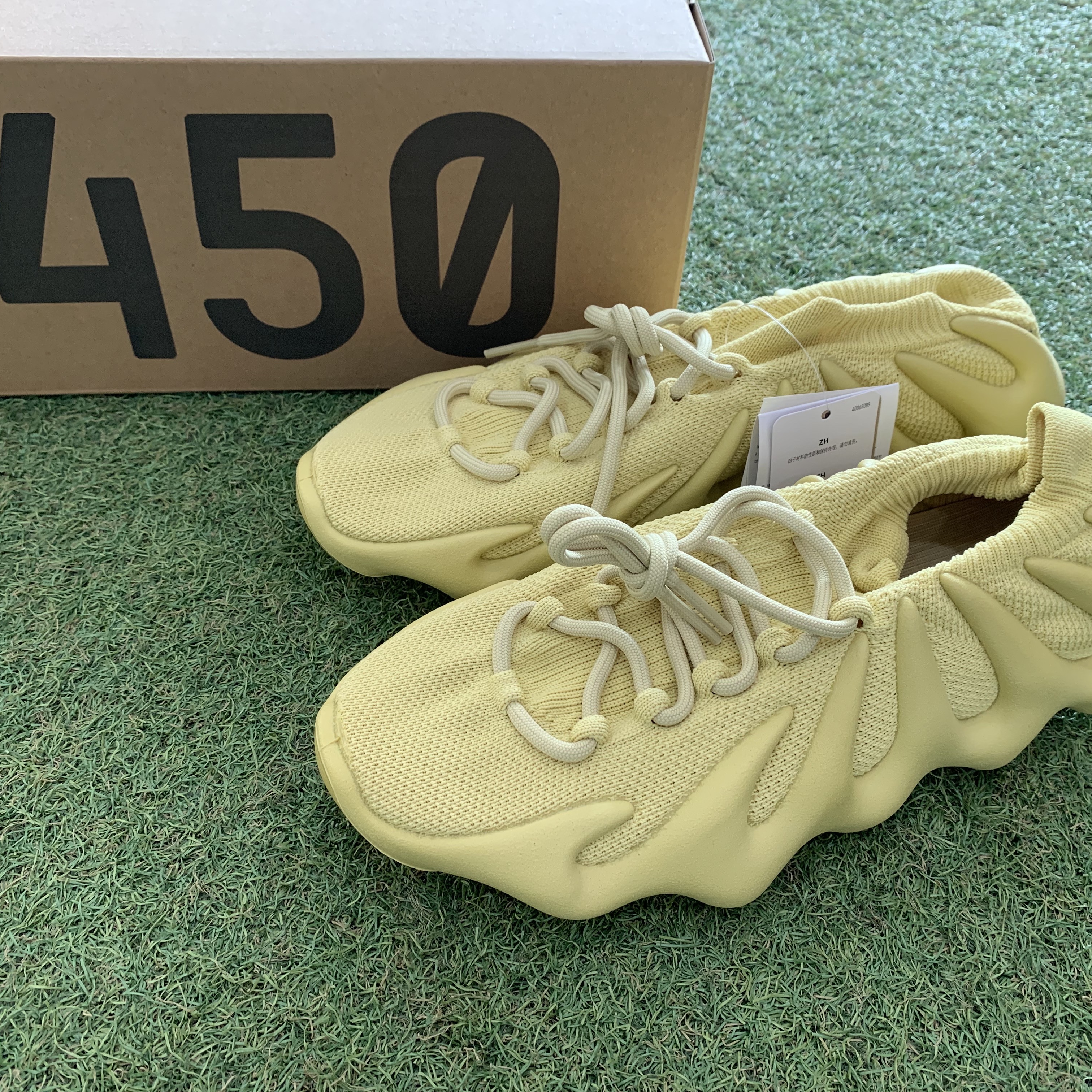 Adidas Yeezy 450 Sulfur 착용 스타일 - 1