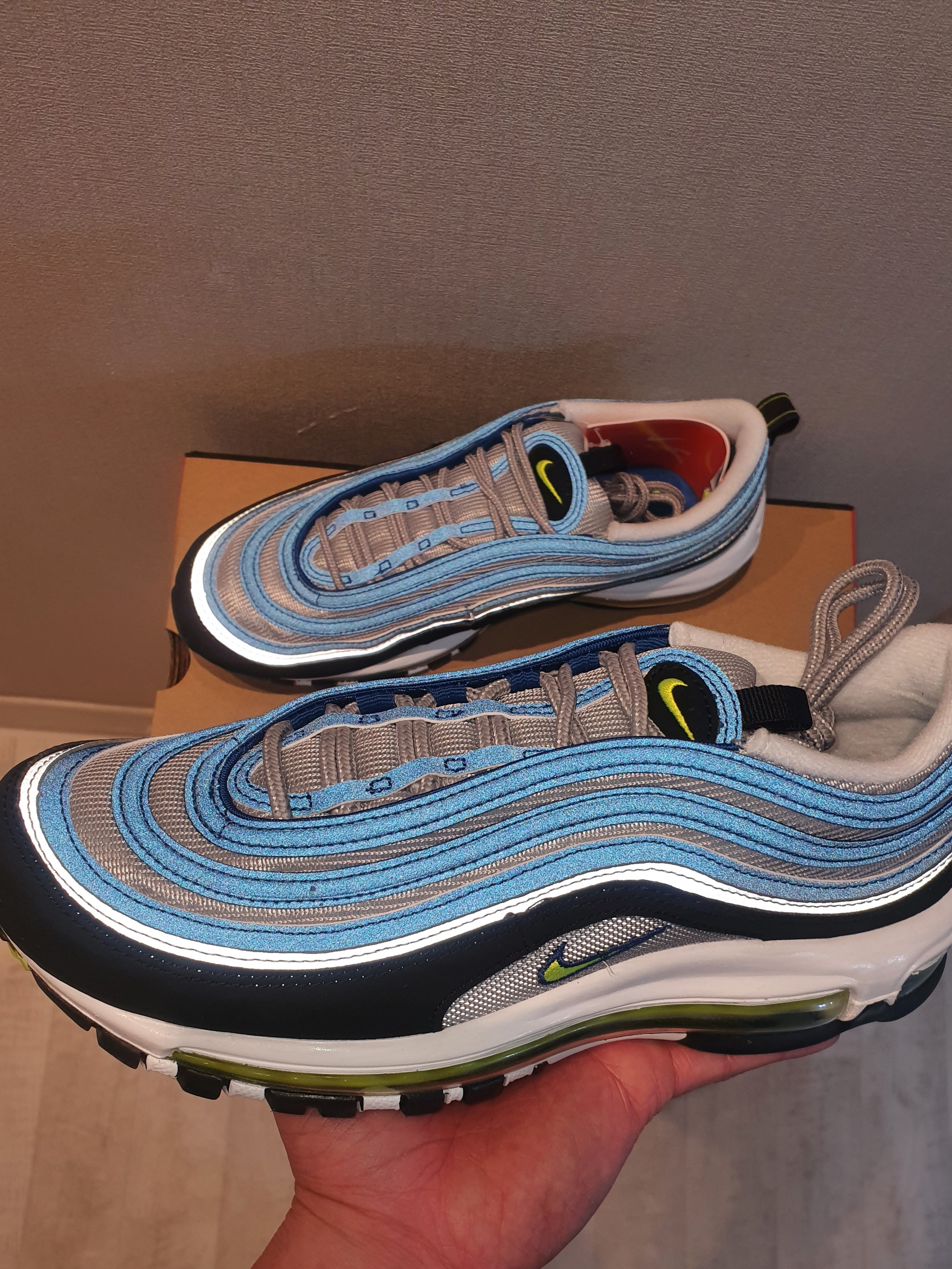 Nike Air Max 97 OG Atlantic Blue and Voltage Yellow 착용 스타일 - 2