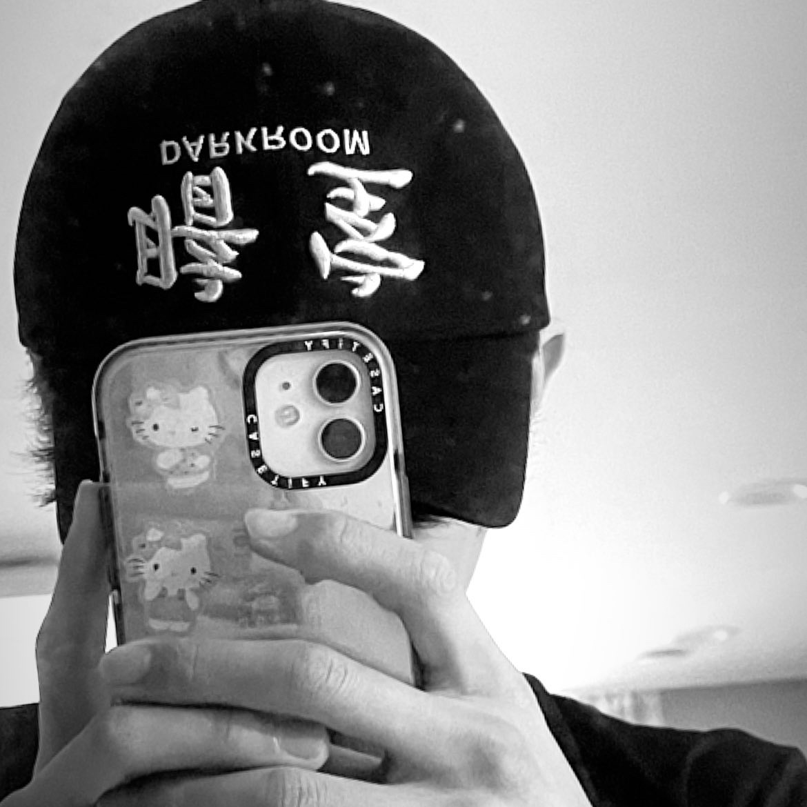 Darkr8m Studio Upside Down Silver Logo Cap 착용 스타일