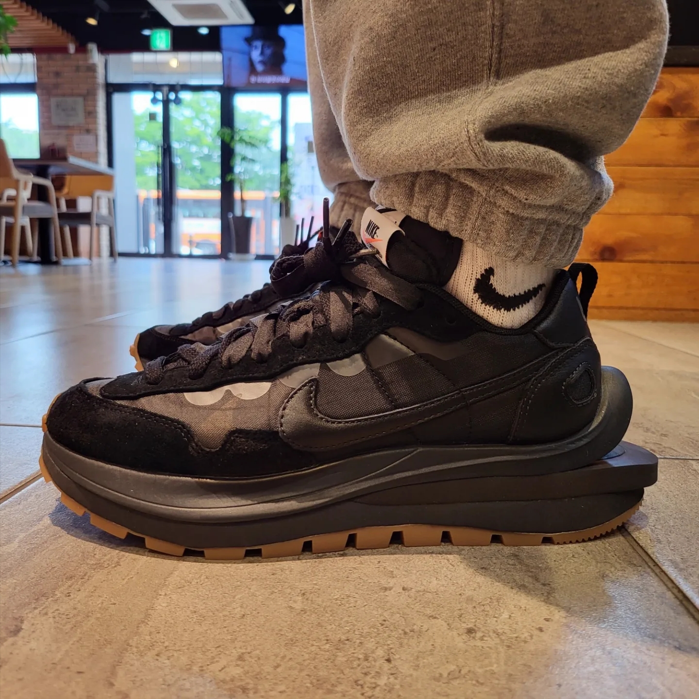 Nike x Sacai VaporWaffle Black and Gum 착용 스타일 - 1