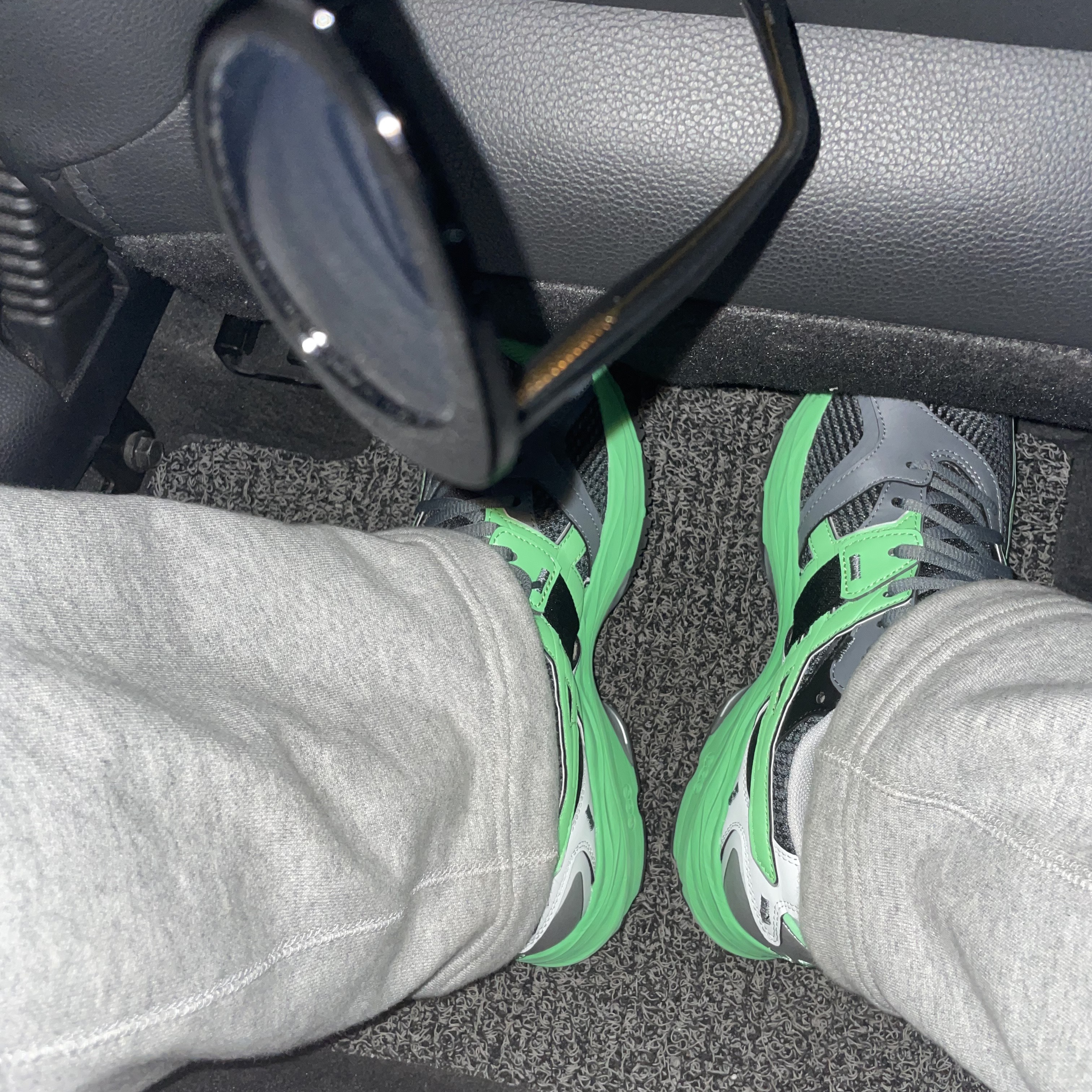 Asics HS2-S Gel-MC Plus Sea Glass Graphite Grey 착용 스타일