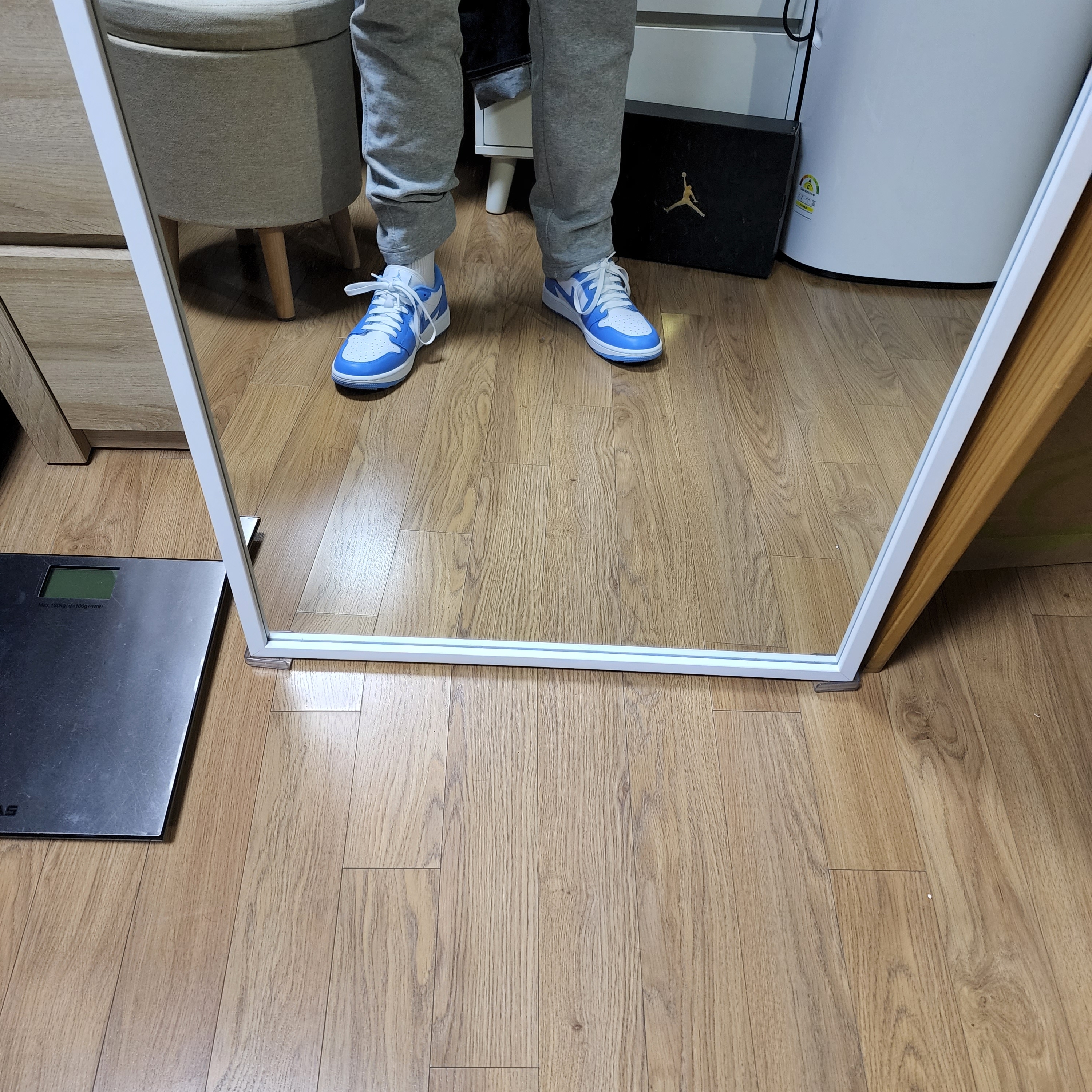 Jordan 1 Low Golf White and University Blue 착용 스타일 - 2