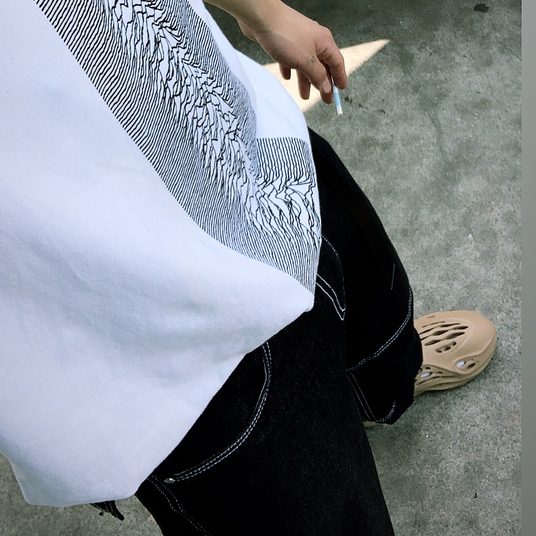 Adidas Yeezy Foam RNNR Ochre 착용 스타일 - 2