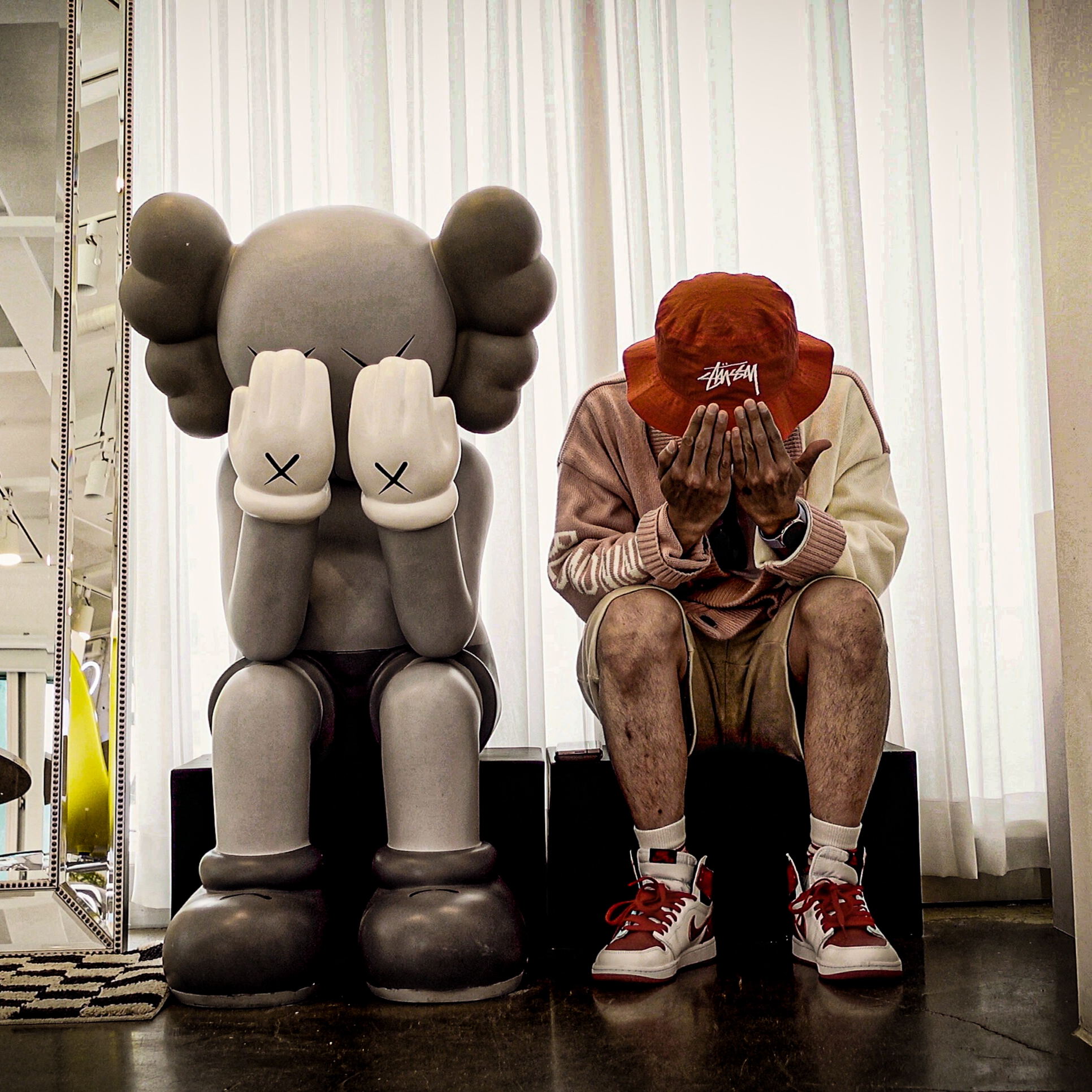 Nike x Stussy Bucket Hat Habanero Red, Jordan 1 Retro High OG Heritage 착용 스타일