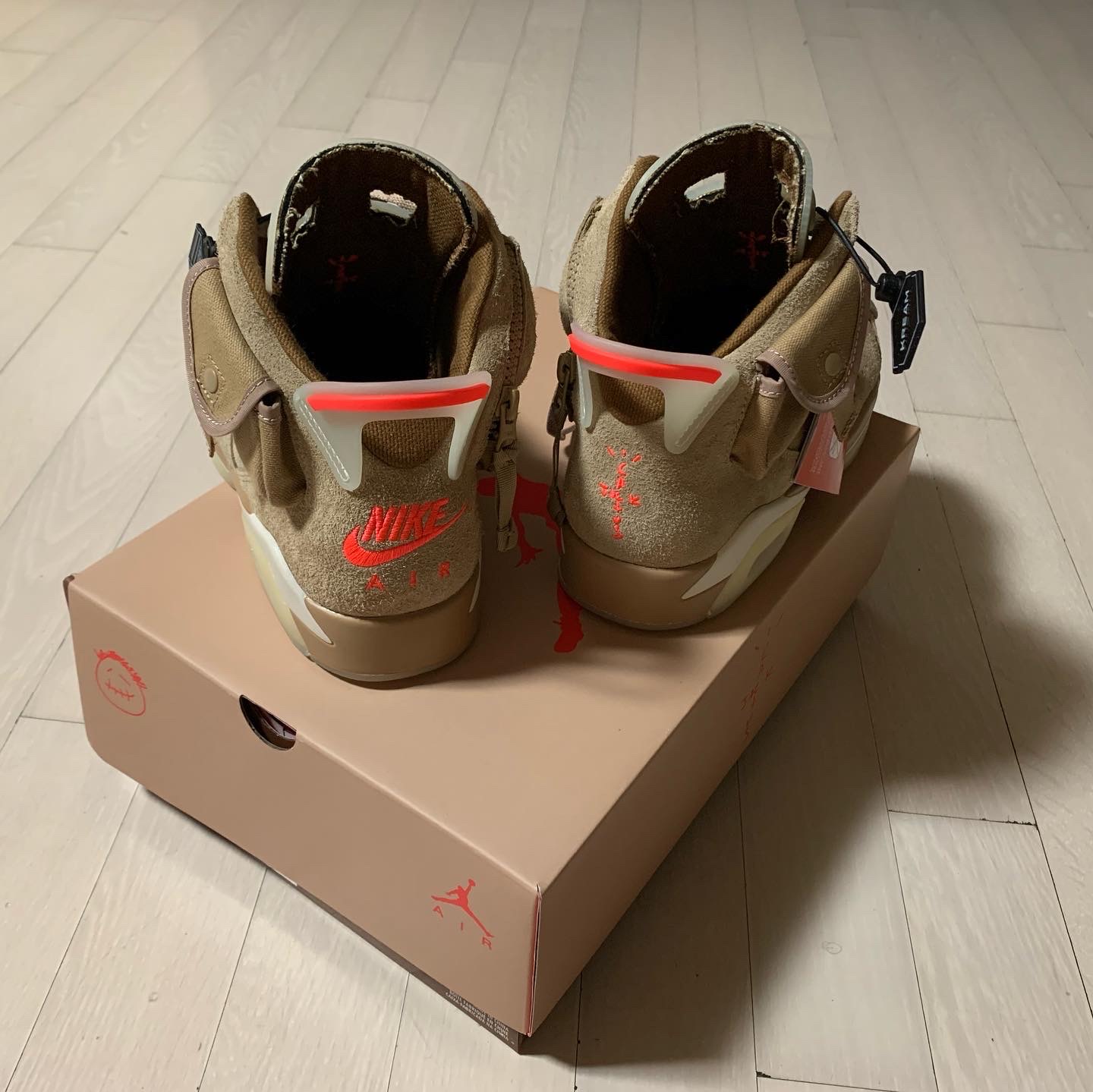 Jordan 6 x Travis Scott Retro SP British Khaki 착용 스타일 - 3