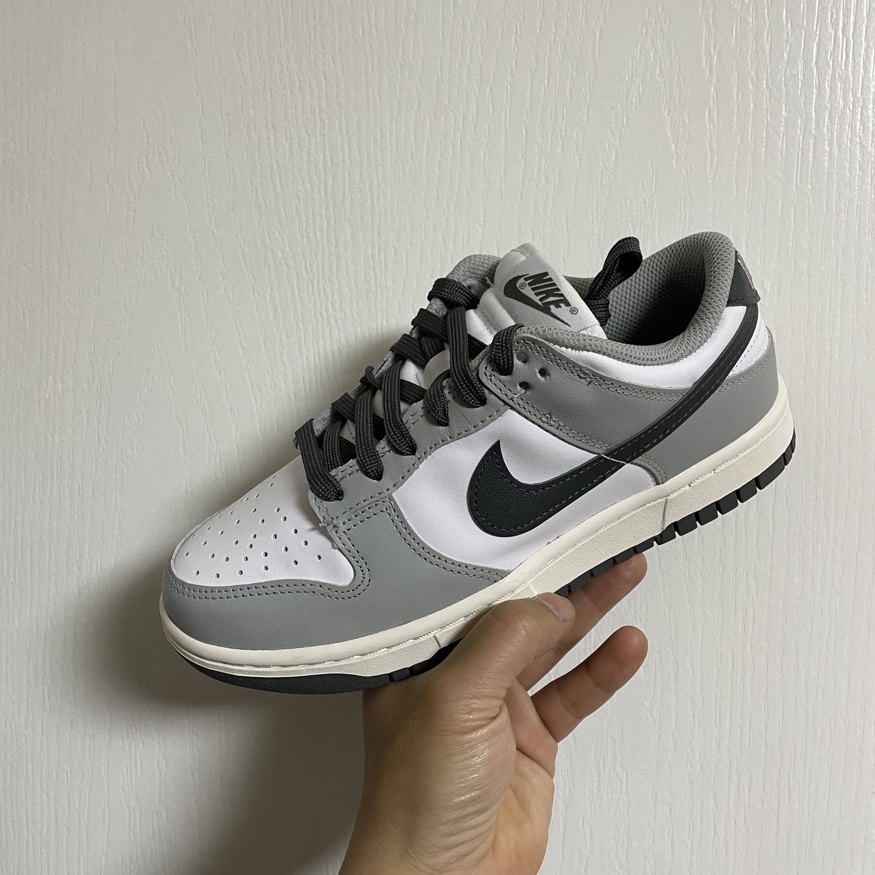 (W) Nike Dunk Low Light Smoke Grey 착용 스타일 - 1
