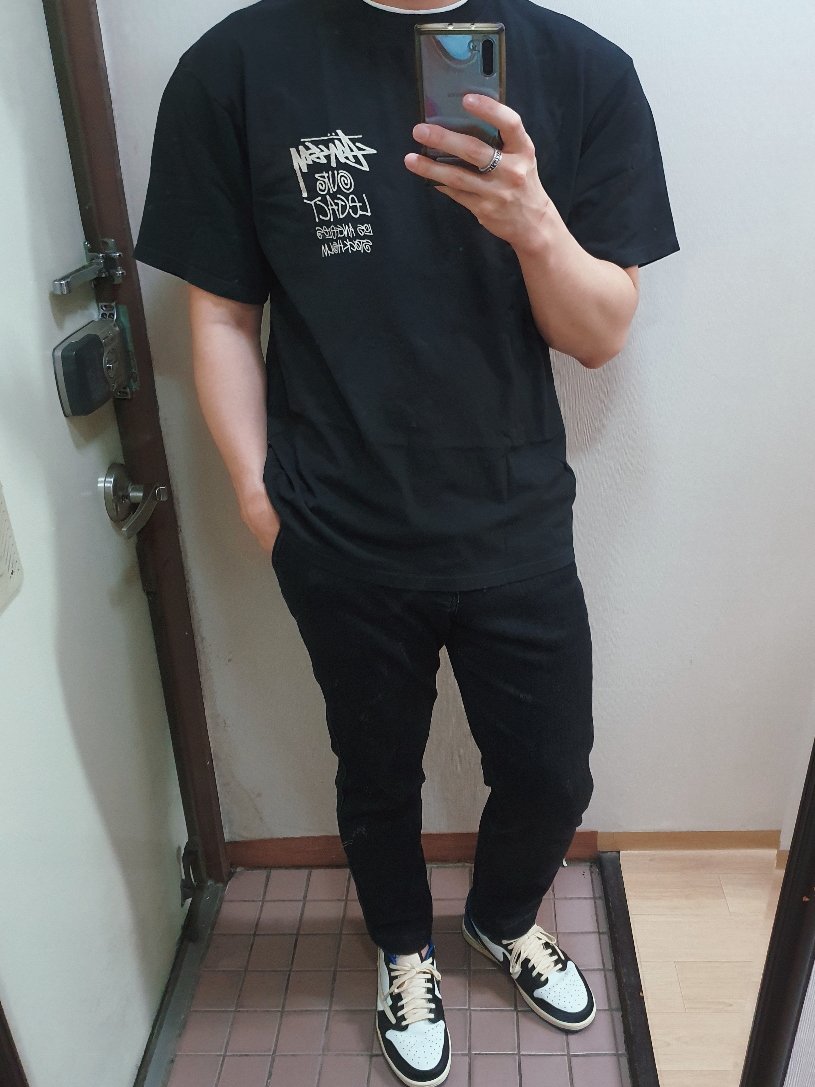 Stussy x Our Legacy Surfman Pig. Dyed T-Shirt Black - 21FW, Jordan 1 x Travis Scott x Fragment Retro Low OG SP Military Blue 착용 스타일 - 1