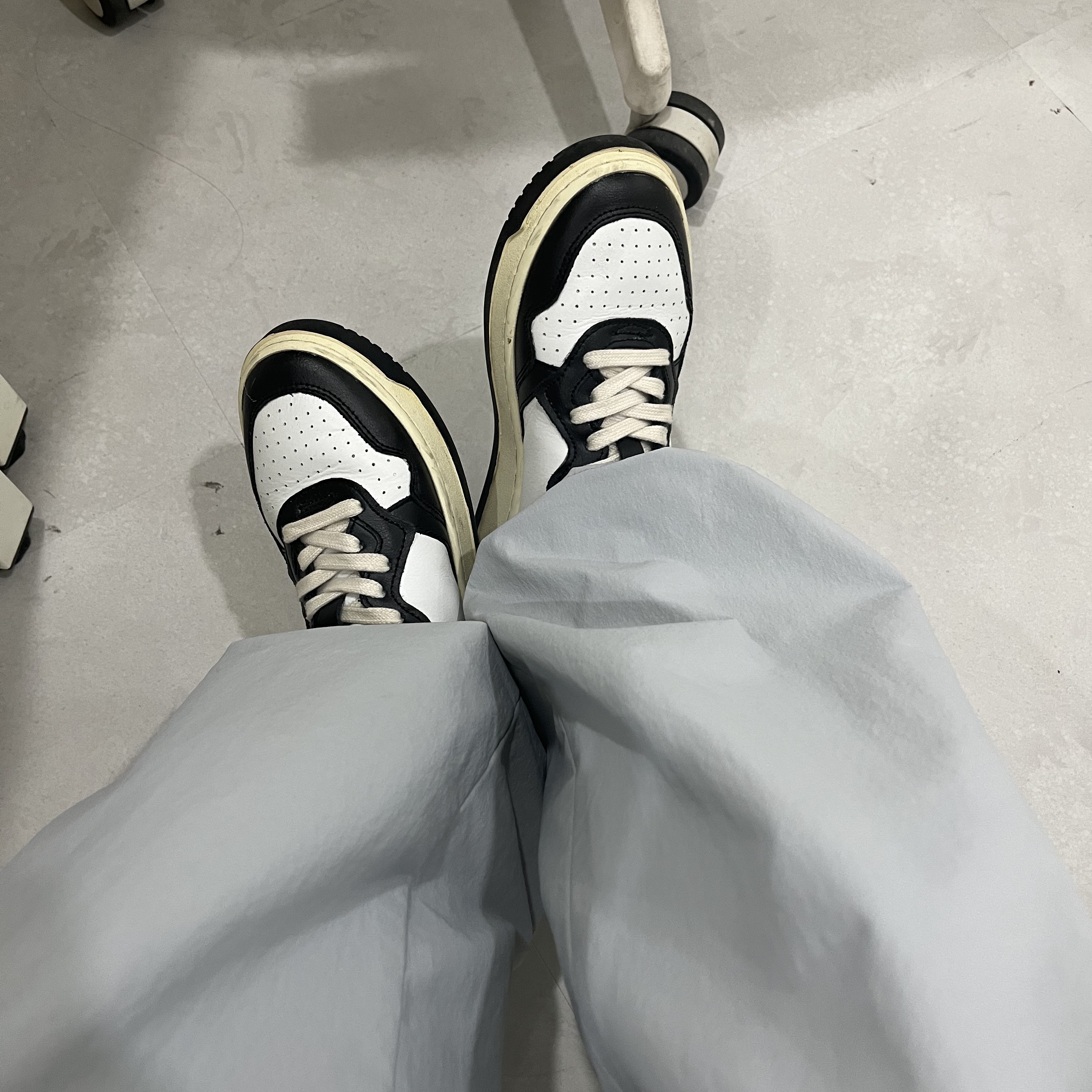 (W) Autry Medalist Low Leather Sneakers Black White 착용 스타일