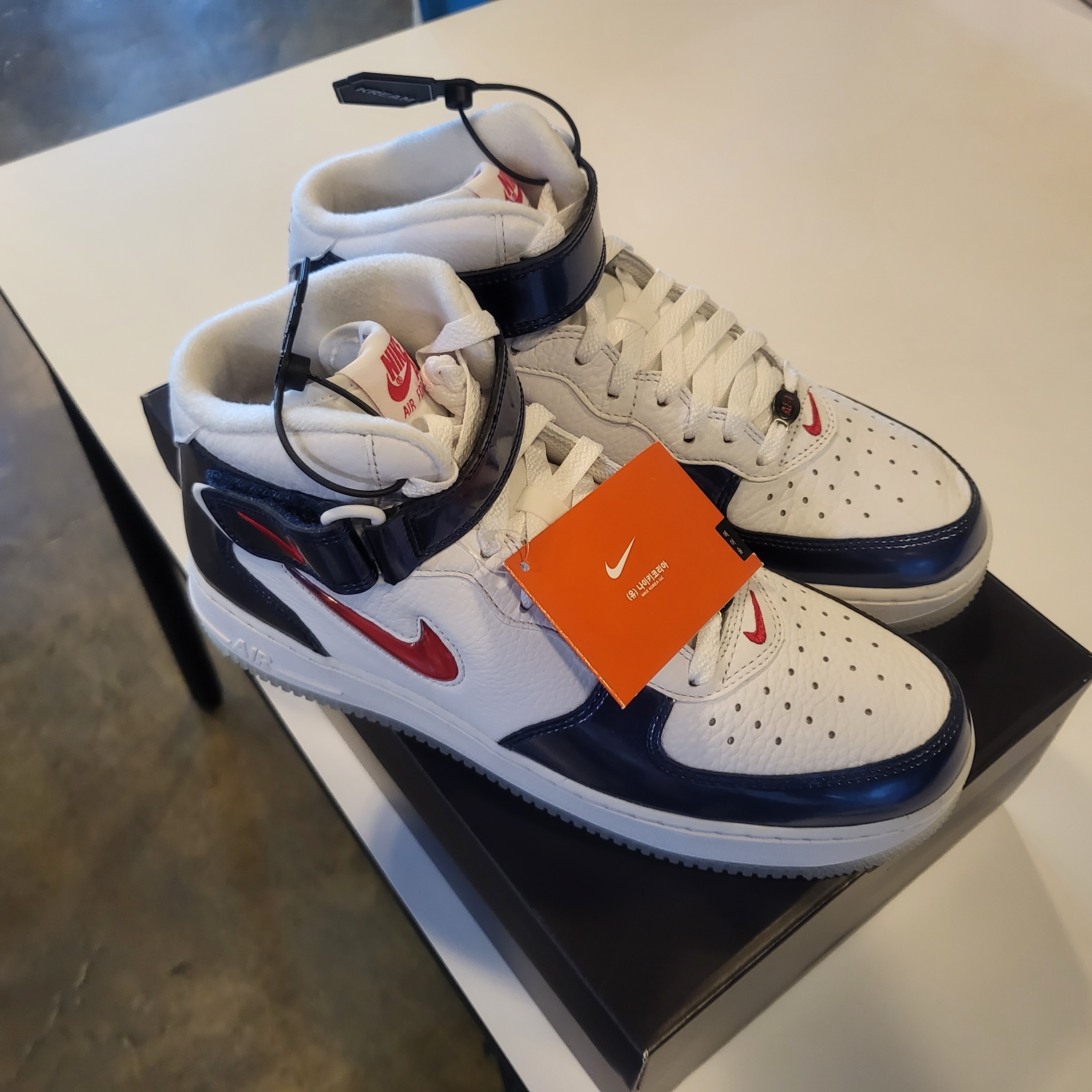 Nike Air Force 1 Mid QS University Red and Midnight Navy 착용 스타일 - 2