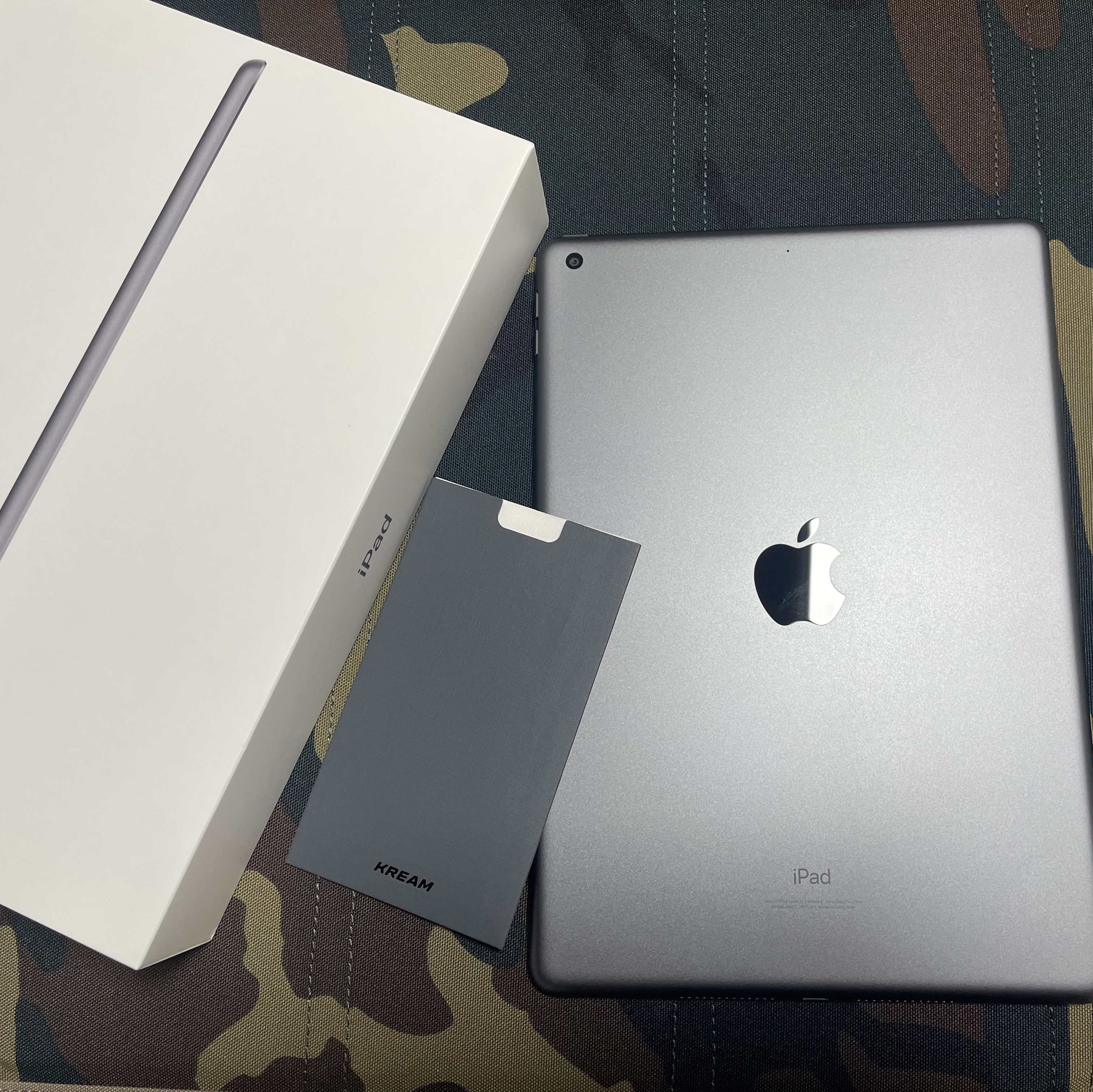 Apple iPad 9th Gen Wifi 64GB Space Gray (Korean Ver.) 착용 스타일